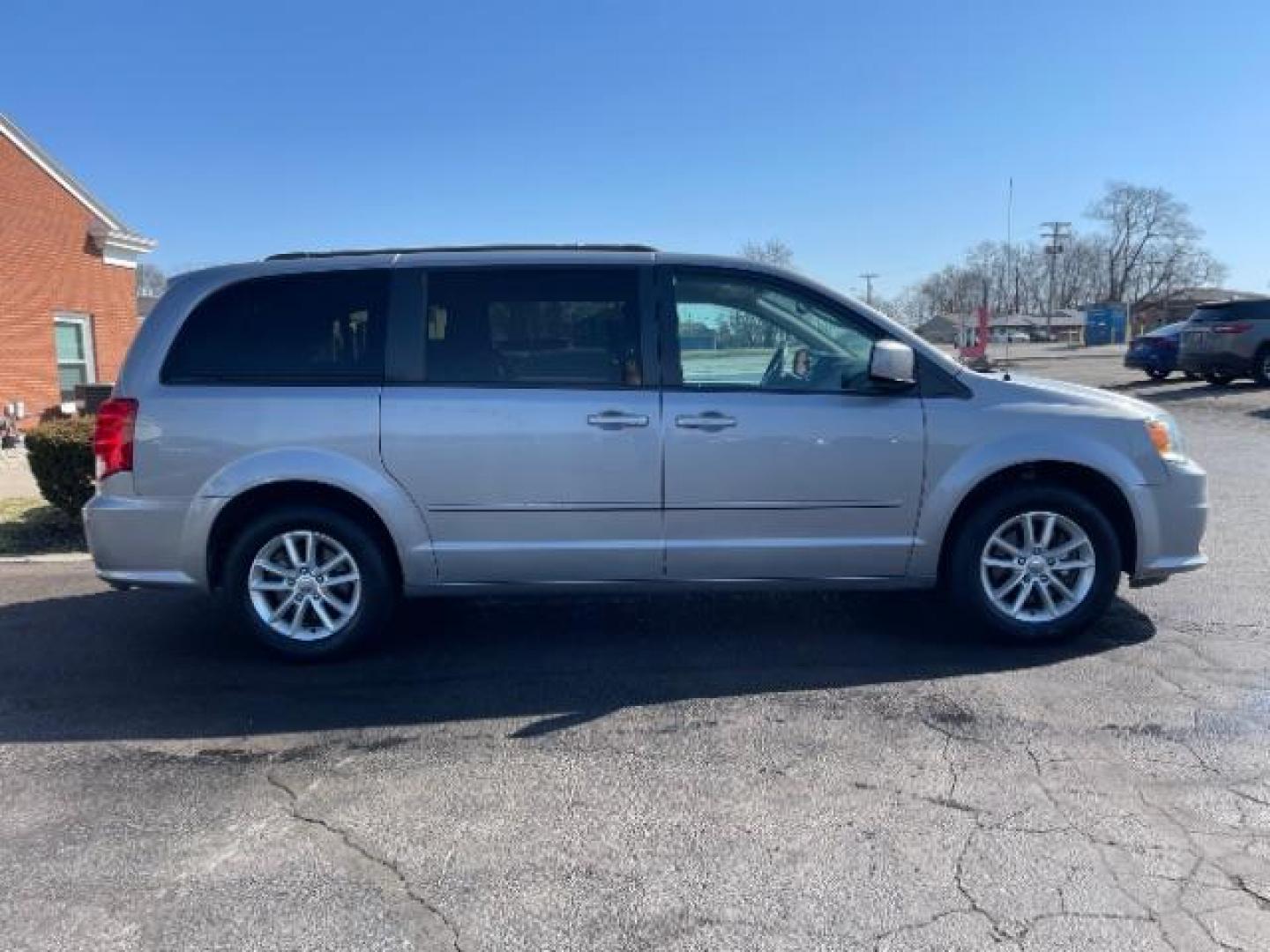 2015 Billet Silver Metallic CC Dodge Grand Caravan SXT (2C4RDGCG7FR) with an 3.6L V6 DOHC 24V engine, 6-Speed Automatic transmission, located at 880 E. National Road, Vandalia, OH, 45377, (937) 908-9800, 39.891918, -84.183594 - Photo#5