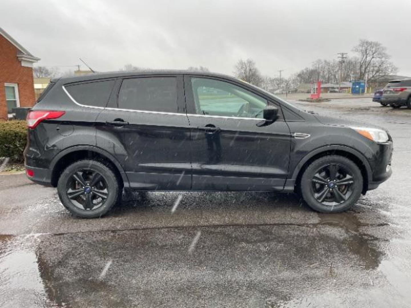 2015 Tuxedo Black Metallic Ford Escape SE FWD (1FMCU0G78FU) with an 2.5L L4 DOHC 16V engine, 6-Speed Automatic transmission, located at 1230 East Main St, Xenia, OH, 45385, (937) 908-9800, 39.688026, -83.910172 - Photo#3