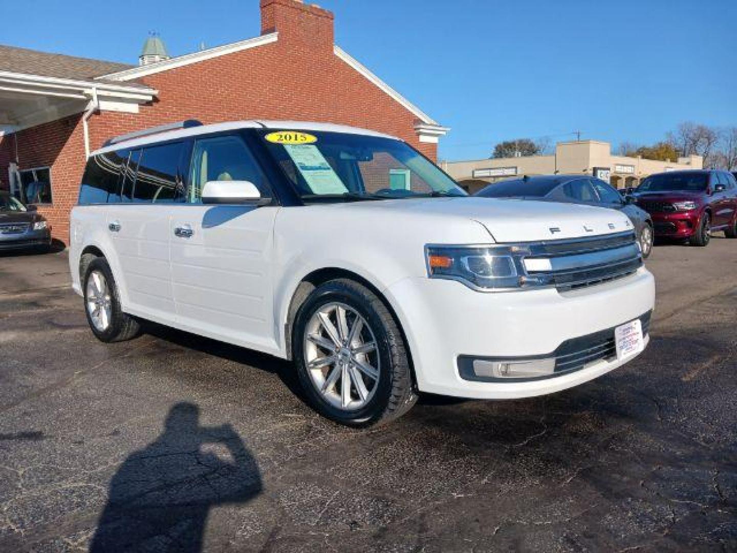 2015 White Platinum Metallic Tri-Coat Ford Flex Limited AWD (2FMHK6D84FB) with an 3.5L V6 DOHC 24V engine, 6-Speed Automatic Overdrive transmission, located at 1230 East Main St, Xenia, OH, 45385, (937) 908-9800, 39.688026, -83.910172 - Photo#0