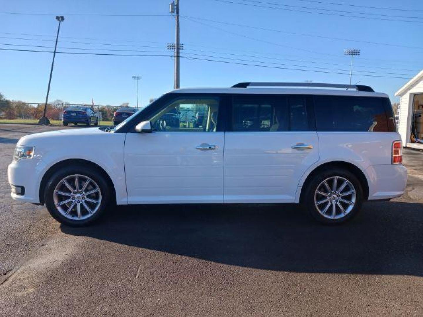 2015 White Platinum Metallic Tri-Coat Ford Flex Limited AWD (2FMHK6D84FB) with an 3.5L V6 DOHC 24V engine, 6-Speed Automatic Overdrive transmission, located at 1230 East Main St, Xenia, OH, 45385, (937) 908-9800, 39.688026, -83.910172 - Photo#3