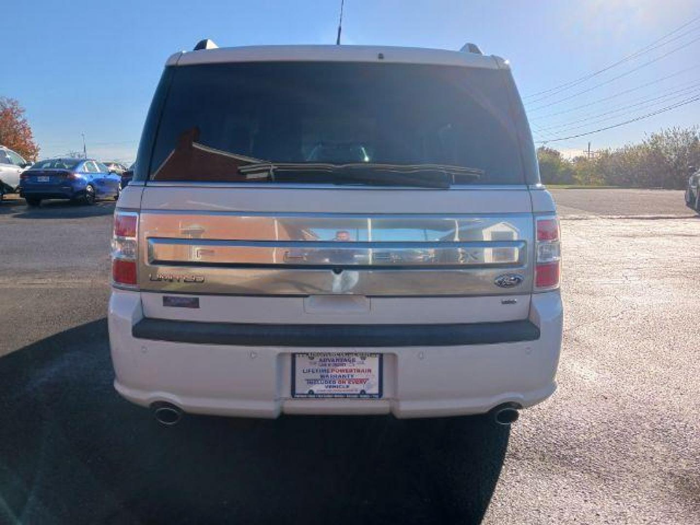 2015 White Platinum Metallic Tri-Coat Ford Flex Limited AWD (2FMHK6D84FB) with an 3.5L V6 DOHC 24V engine, 6-Speed Automatic Overdrive transmission, located at 1230 East Main St, Xenia, OH, 45385, (937) 908-9800, 39.688026, -83.910172 - Photo#5