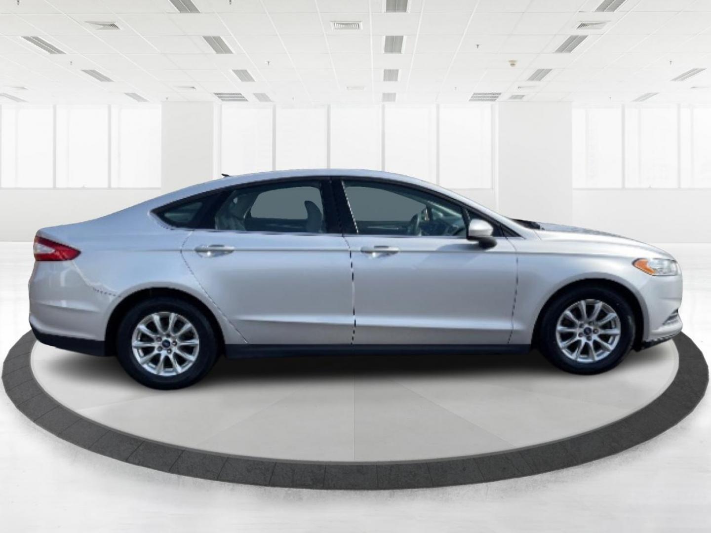 2015 Ingot Silver Ford Fusion S (3FA6P0G74FR) with an 2.5L L4 DOHC 16V engine, 6-Speed Automatic transmission, located at 1230 East Main St, Xenia, OH, 45385, (937) 908-9800, 39.688026, -83.910172 - Photo#2