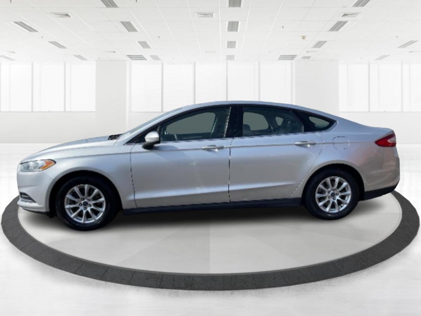 2015 Ingot Silver Ford Fusion S (3FA6P0G74FR) with an 2.5L L4 DOHC 16V engine, 6-Speed Automatic transmission, located at 1230 East Main St, Xenia, OH, 45385, (937) 908-9800, 39.688026, -83.910172 - Photo#1