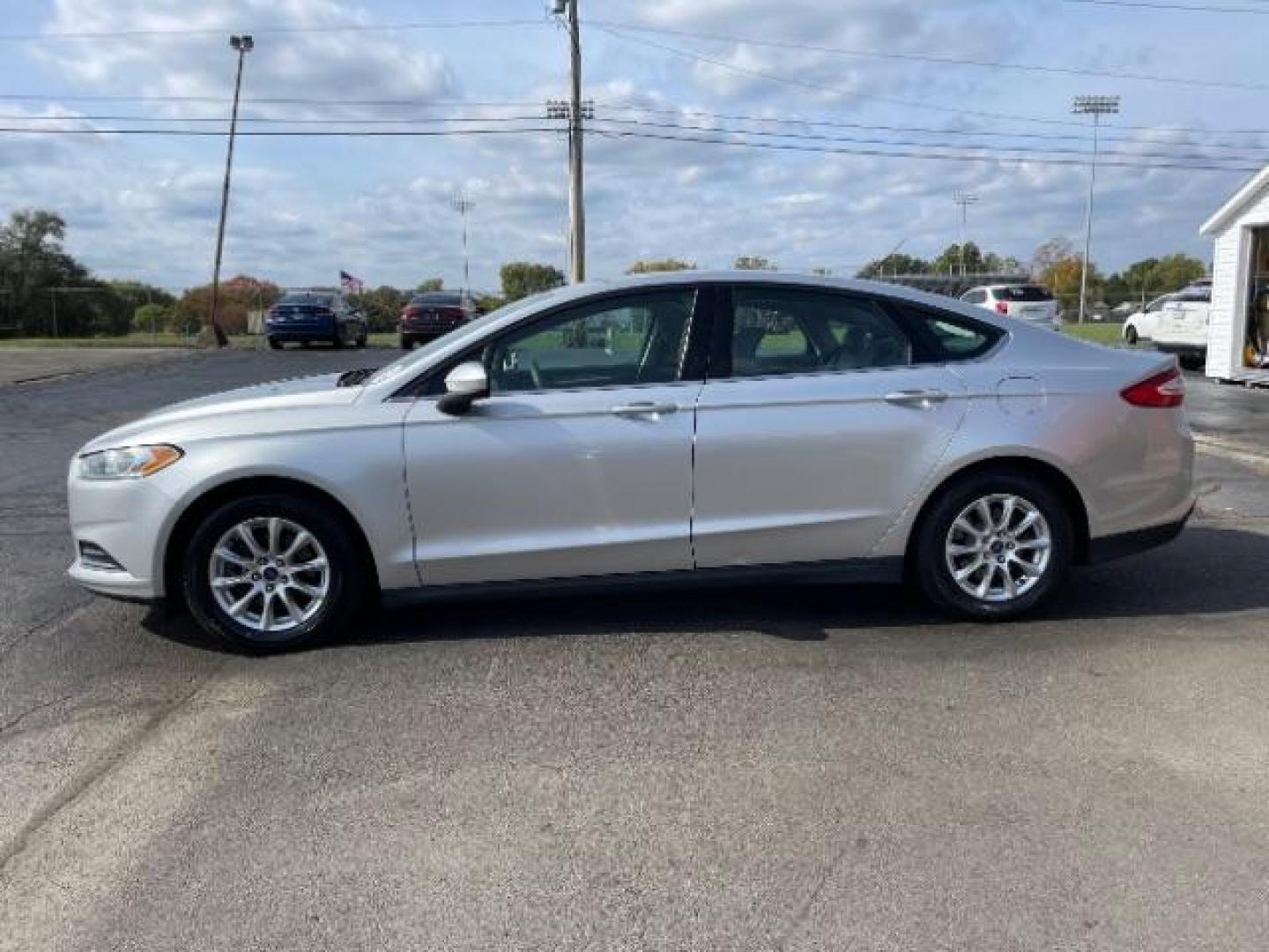 2015 Ingot Silver Ford Fusion S (3FA6P0G74FR) with an 2.5L L4 DOHC 16V engine, 6-Speed Automatic transmission, located at 1230 East Main St, Xenia, OH, 45385, (937) 908-9800, 39.688026, -83.910172 - Photo#3