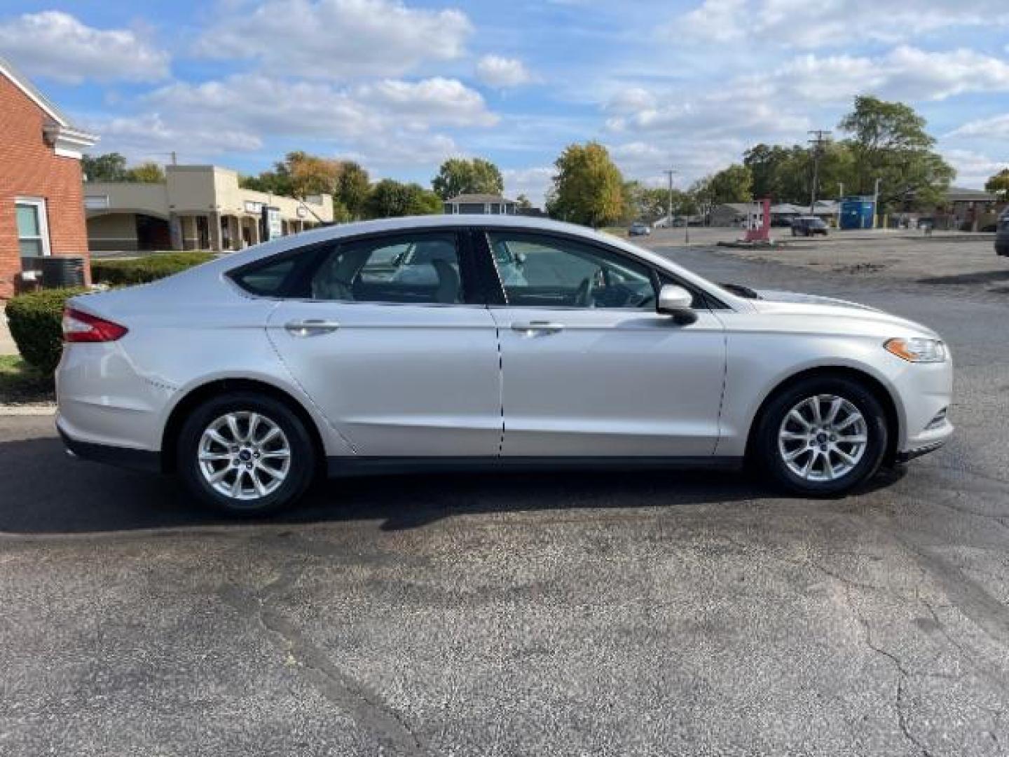 2015 Ingot Silver Ford Fusion S (3FA6P0G74FR) with an 2.5L L4 DOHC 16V engine, 6-Speed Automatic transmission, located at 1230 East Main St, Xenia, OH, 45385, (937) 908-9800, 39.688026, -83.910172 - Photo#5