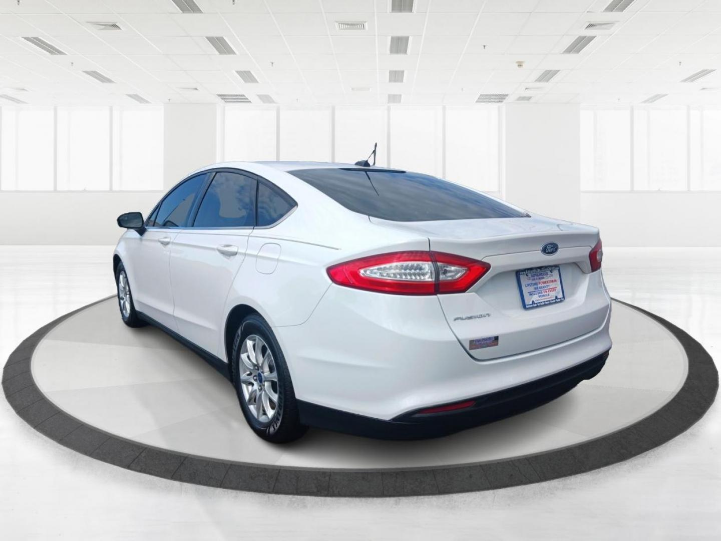 2015 Oxford White Ford Fusion (1FA6P0G71F5) with an 2.5L L4 DOHC 16V engine, 6-Speed Automatic transmission, located at 4508 South Dixie Dr, Moraine, OH, 45439, (937) 908-9800, 39.689976, -84.218452 - Photo#4