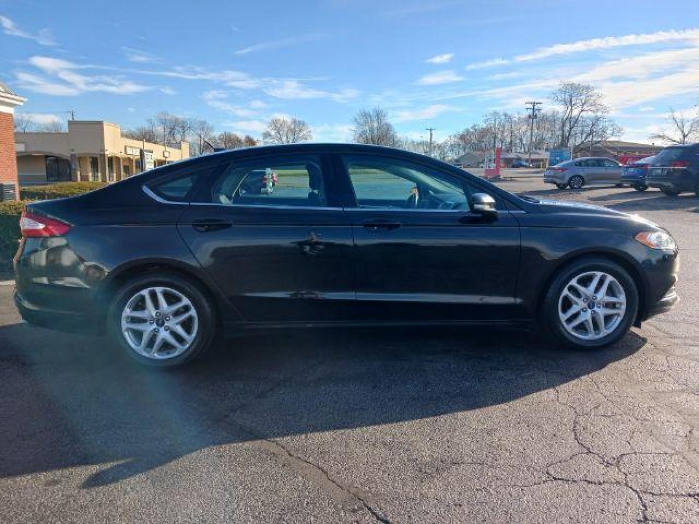 2015 Tuxedo Black Ford Fusion SE (3FA6P0H7XFR) with an 2.5L L4 DOHC 16V engine, 6-Speed Automatic transmission, located at 1230 East Main St, Xenia, OH, 45385, (937) 908-9800, 39.688026, -83.910172 - Photo#4