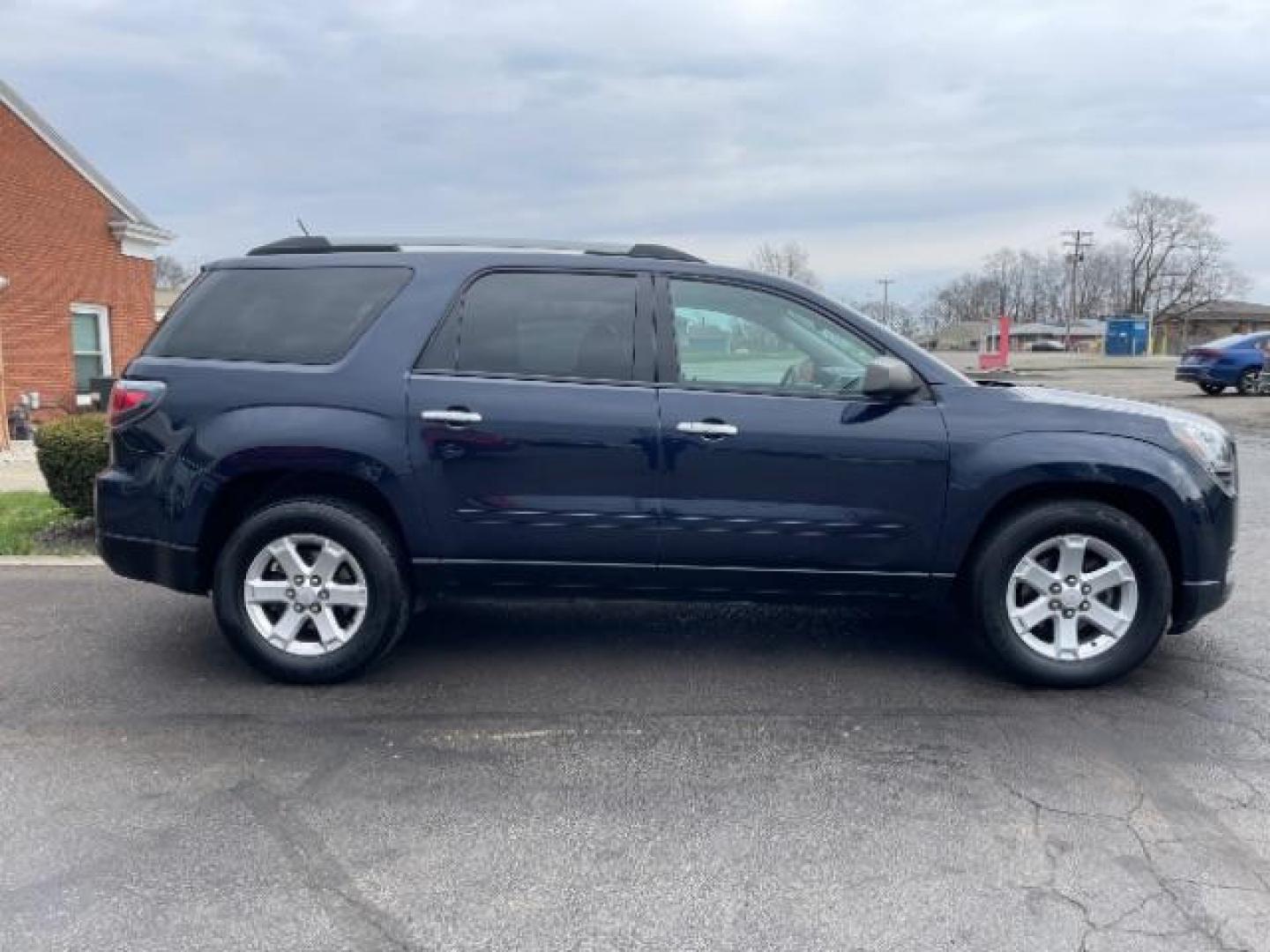 2015 Dark Sapphire Blue Met GMC Acadia SLE-2 FWD (1GKKRPKD5FJ) with an 3.6L V6 DOHC 24V engine, 6-Speed Automatic transmission, located at 1951 S Dayton Lakeview Rd., New Carlisle, OH, 45344, (937) 908-9800, 39.890999, -84.050255 - Photo#5