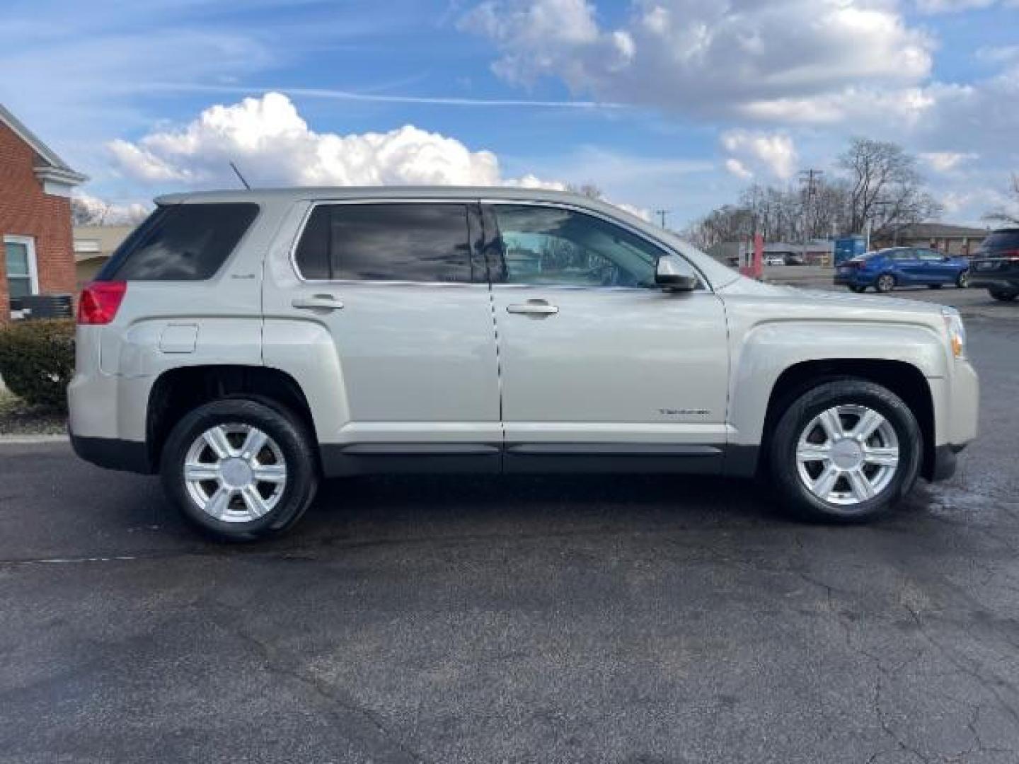 2015 Champagne Silver Metallic GMC Terrain SLE1 FWD (2GKALMEK8F6) with an 2.4L L4 DOHC 16V engine, 6-Speed Automatic transmission, located at 4508 South Dixie Dr, Moraine, OH, 45439, (937) 908-9800, 39.689976, -84.218452 - Photo#5