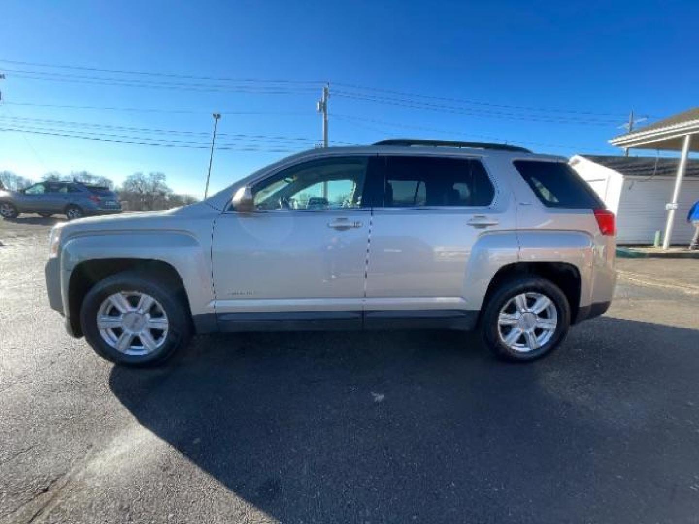 2015 Champagne Silver Metallic GMC Terrain SLE2 FWD (2GKALREK9F6) with an 2.4L L4 DOHC 16V engine, 6-Speed Automatic transmission, located at 1951 S Dayton Lakeview Rd., New Carlisle, OH, 45344, (937) 908-9800, 39.890999, -84.050255 - Photo#2