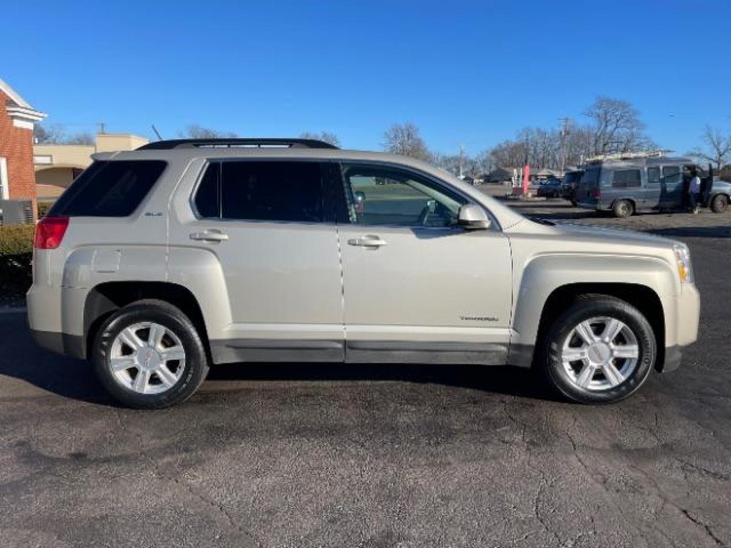 2015 Champagne Silver Metallic GMC Terrain SLE2 FWD (2GKALREK9F6) with an 2.4L L4 DOHC 16V engine, 6-Speed Automatic transmission, located at 1951 S Dayton Lakeview Rd., New Carlisle, OH, 45344, (937) 908-9800, 39.890999, -84.050255 - Photo#3