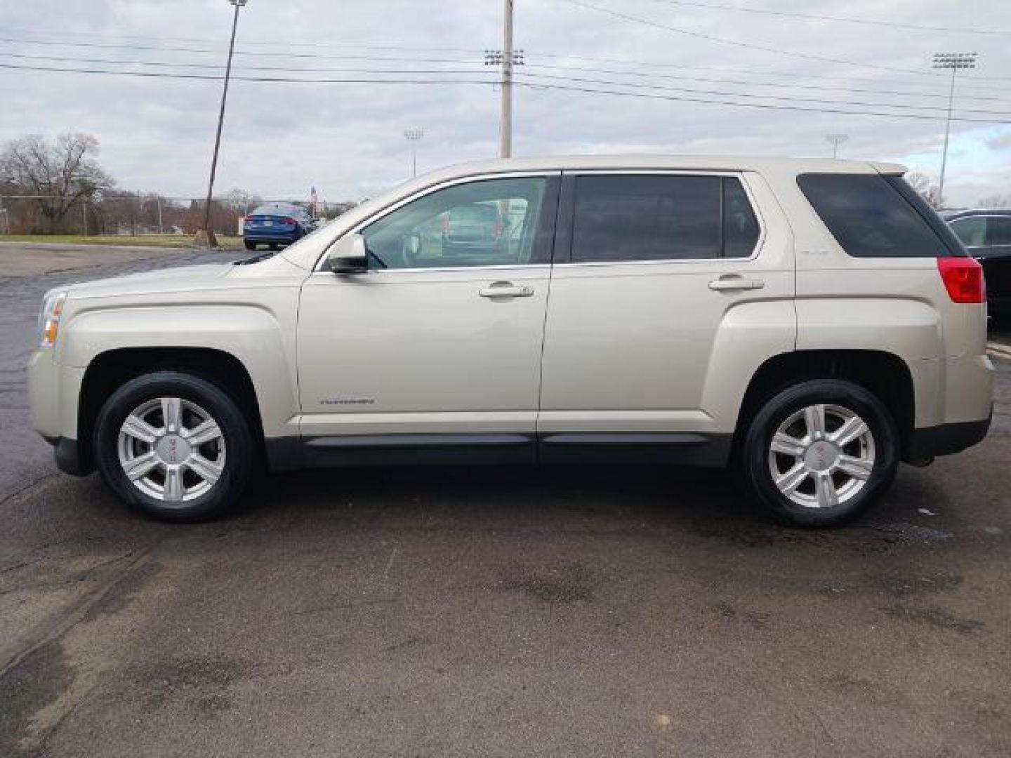 2015 Champagne Silver Metallic GMC Terrain SLE1 FWD (2GKALMEK3F6) with an 2.4L L4 DOHC 16V engine, 6-Speed Automatic transmission, located at 1230 East Main St, Xenia, OH, 45385, (937) 908-9800, 39.688026, -83.910172 - Photo#3