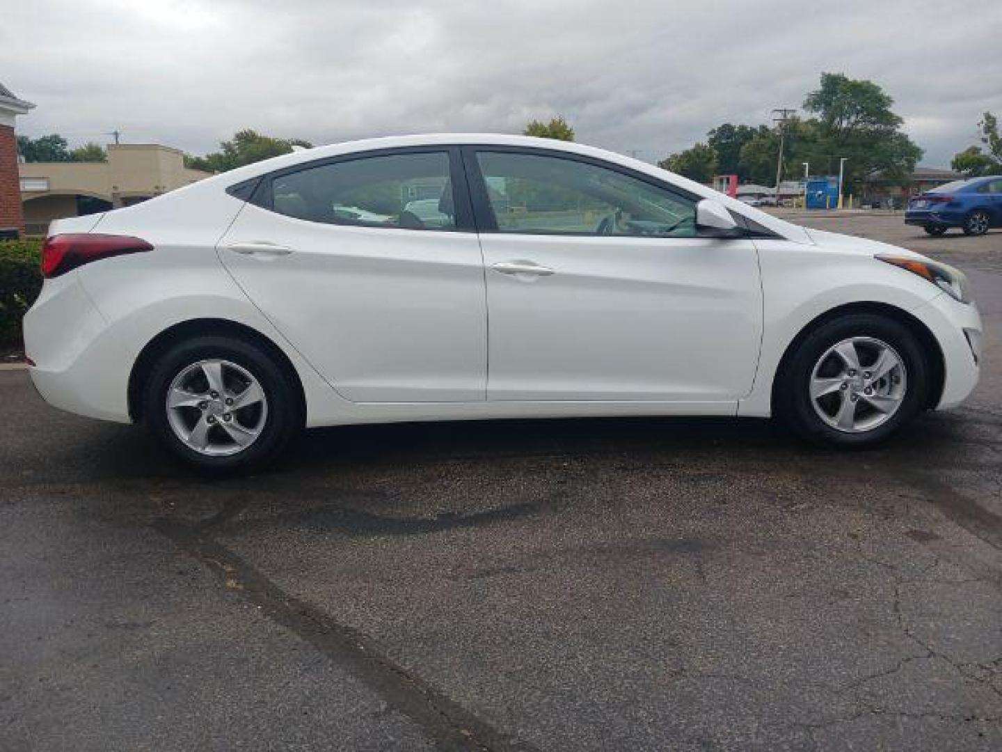 2015 Quartz White Pearl Hyundai Elantra SE 6AT (5NPDH4AE6FH) with an 1.8L L4 DOHC 16V engine, 6-Speed Automatic transmission, located at 1230 East Main St, Xenia, OH, 45385, (937) 908-9800, 39.688026, -83.910172 - Photo#4