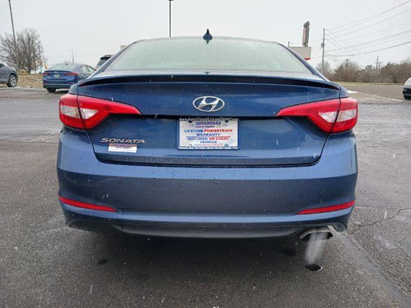 2015 Lakeside Blue Hyundai Sonata SE (5NPE24AFXFH) with an 2.4L L4 DOHC 16V engine, 7-Speed Automatic transmission, located at 1230 East Main St, Xenia, OH, 45385, (937) 908-9800, 39.688026, -83.910172 - Photo#3