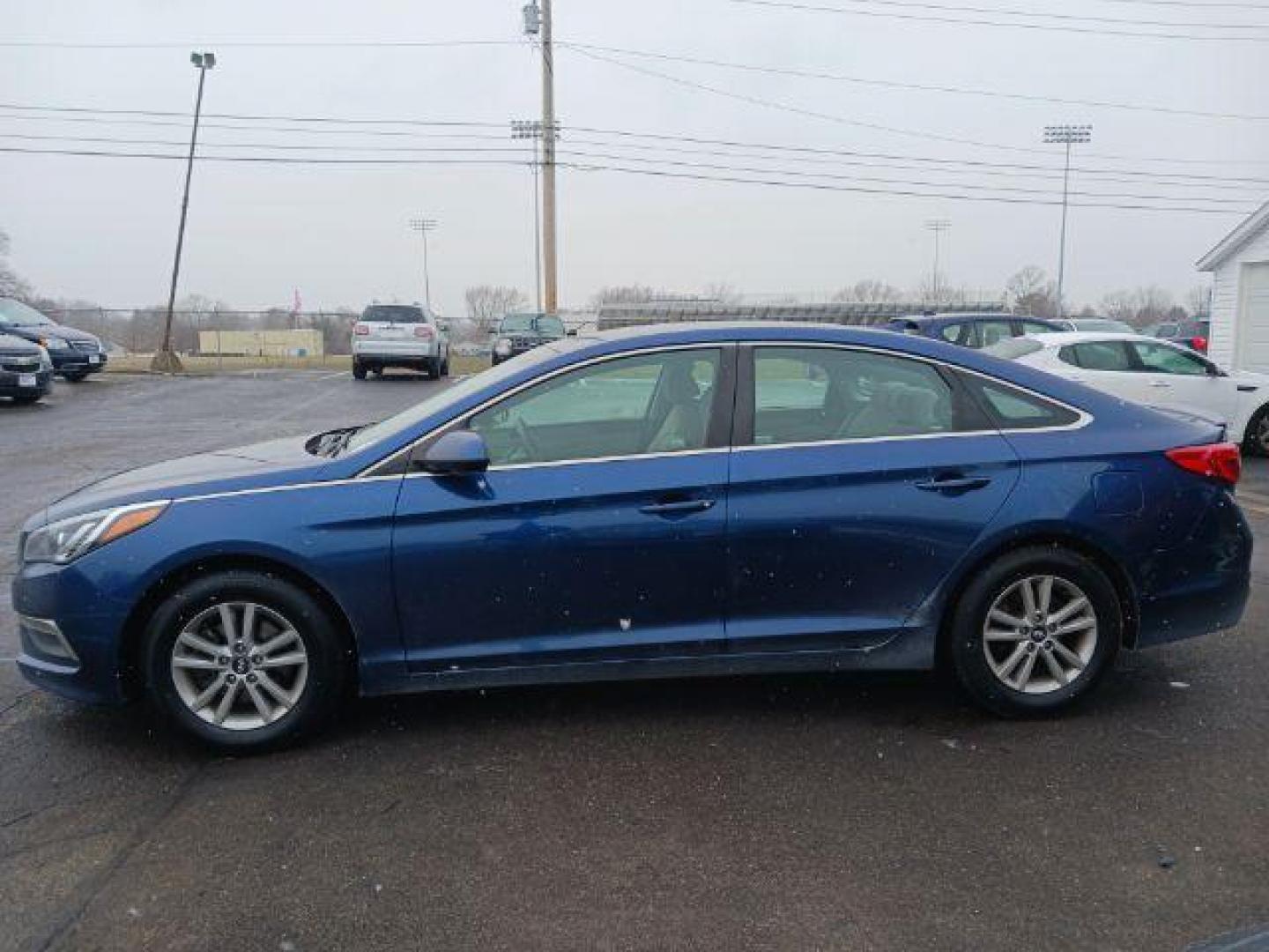 2015 Lakeside Blue Hyundai Sonata SE (5NPE24AFXFH) with an 2.4L L4 DOHC 16V engine, 7-Speed Automatic transmission, located at 1230 East Main St, Xenia, OH, 45385, (937) 908-9800, 39.688026, -83.910172 - Photo#4