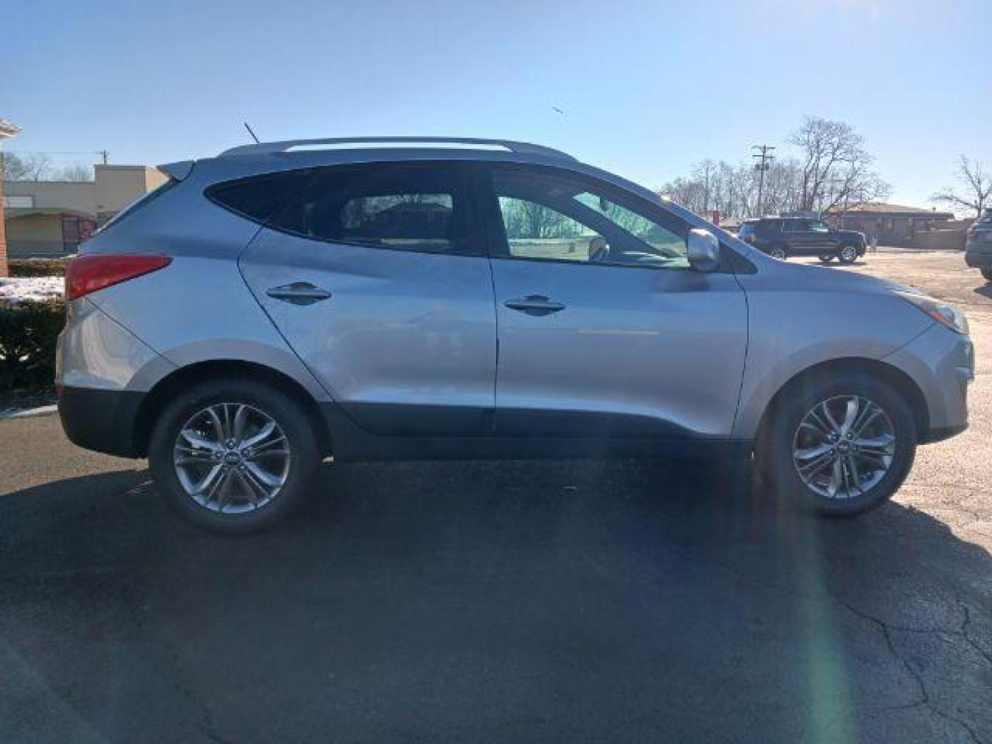 2015 Graphite Gray Metallic Hyundai Tucson SE AWD (KM8JUCAG6FU) with an 2.4L L4 DOHC 16V engine, 6-Speed Automatic transmission, located at 401 Woodman Dr, Riverside, OH, 45431, (937) 908-9800, 39.760899, -84.123421 - Photo#4