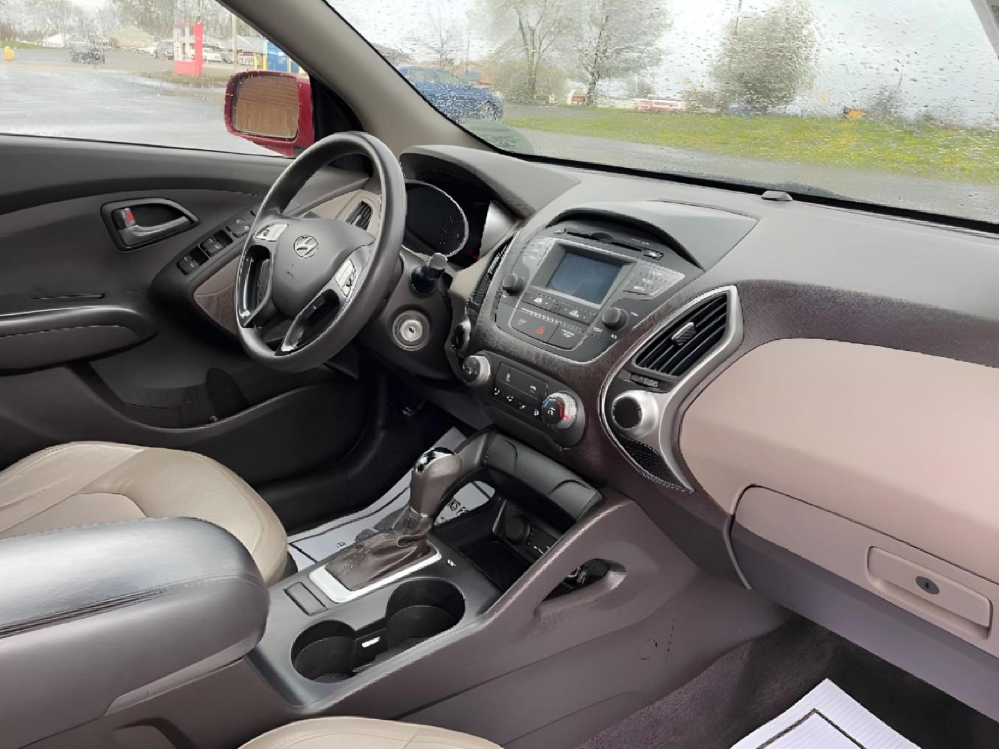 2015 Garnet Red Mica Hyundai Tucson SE AWD (KM8JTCAF6FU) with an 2.0L L4 DOHC 16V engine, 6-Speed Automatic transmission, located at 1230 East Main St, Xenia, OH, 45385, (937) 908-9800, 39.688026, -83.910172 - Photo#8