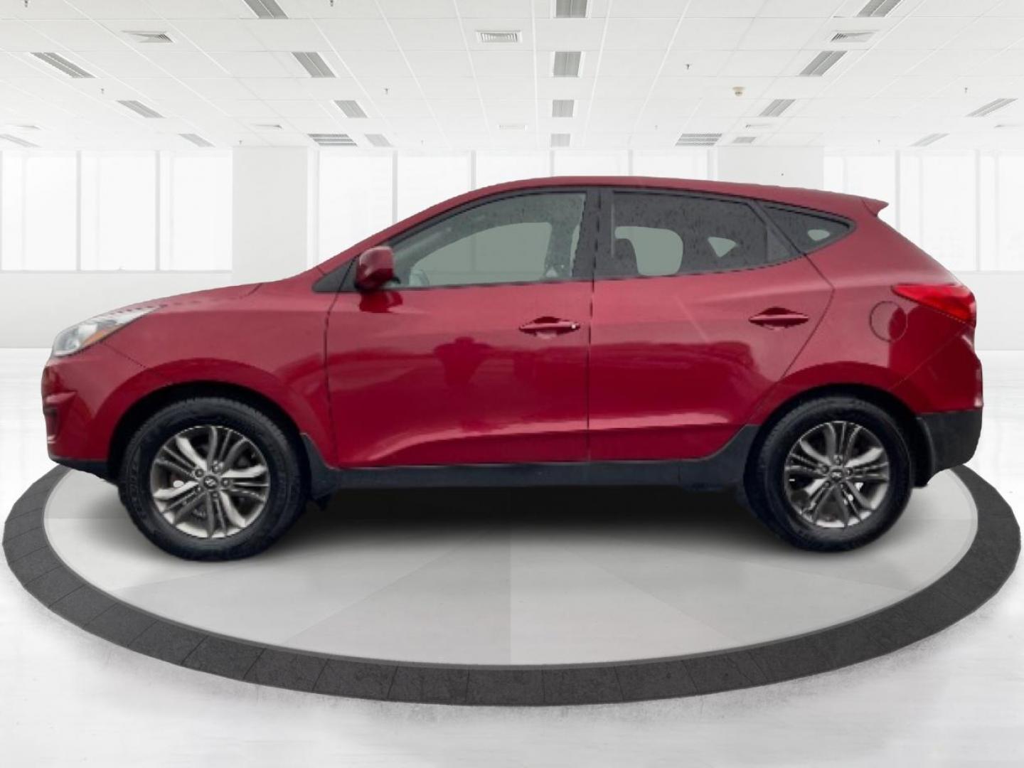 2015 Garnet Red Mica Hyundai Tucson SE AWD (KM8JTCAF6FU) with an 2.0L L4 DOHC 16V engine, 6-Speed Automatic transmission, located at 1230 East Main St, Xenia, OH, 45385, (937) 908-9800, 39.688026, -83.910172 - Photo#3