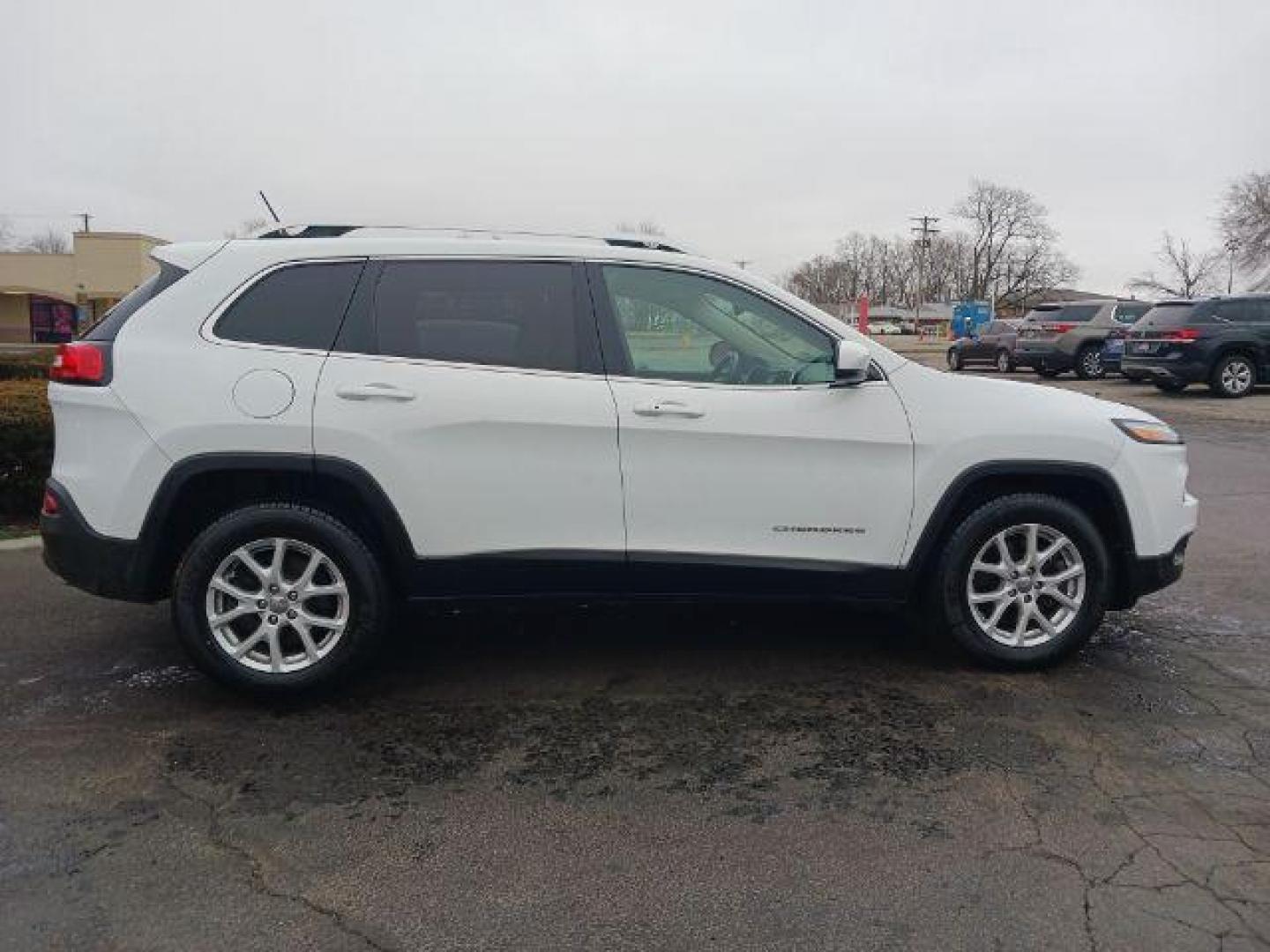 2015 Bright White Clearcoat Jeep Cherokee Latitude 4WD (1C4PJMCS5FW) with an 3.2L V6 DOHC 24V engine, 9-Speed Automatic transmission, located at 4508 South Dixie Dr, Moraine, OH, 45439, (937) 908-9800, 39.689976, -84.218452 - Photo#4