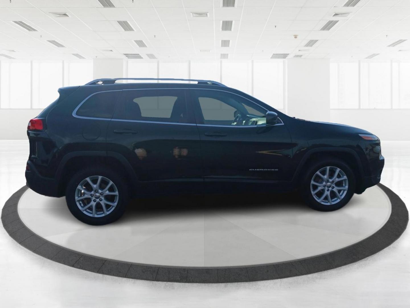 2015 Brilliant Black Crystal P Jeep Cherokee Latitude FWD (1C4PJLCB3FW) with an 2.4L L4 DOHC 16V engine, 9-Speed Automatic transmission, located at 4508 South Dixie Dr, Moraine, OH, 45439, (937) 908-9800, 39.689976, -84.218452 - Photo#1