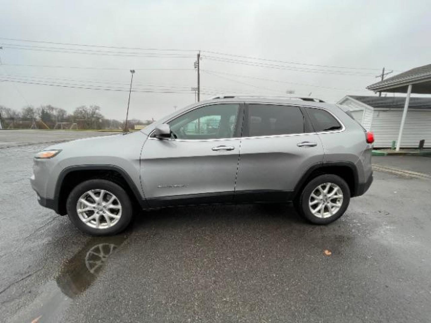 2015 Billet Silver Metallic CC Jeep Cherokee Latitude 4WD (1C4PJMCBXFW) with an 2.4L L4 DOHC 16V engine, 9-Speed Automatic transmission, located at 1099 N County Rd 25A , Troy, OH, 45373, (937) 908-9800, 40.057079, -84.212883 - Photo#2