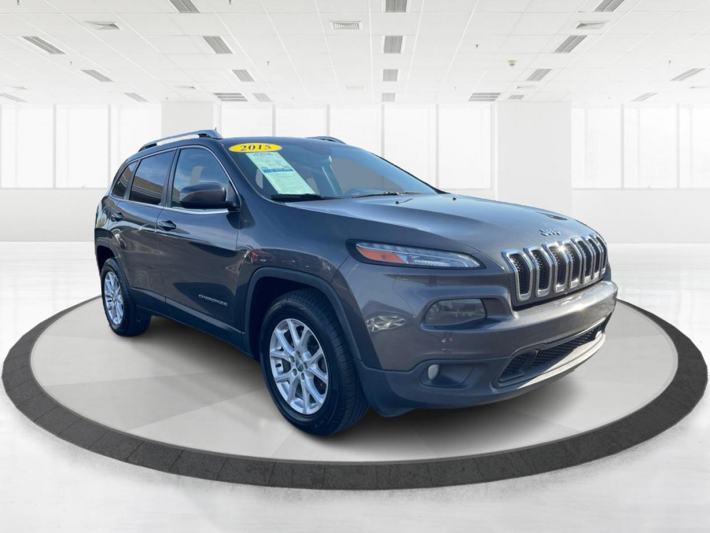 2015 Granite Crystal Met CC Jeep Cherokee Latitude 4WD (1C4PJMCS0FW) with an 3.2L V6 DOHC 24V engine, 9-Speed Automatic transmission, located at 1099 N County Rd 25A , Troy, OH, 45373, (937) 908-9800, 40.057079, -84.212883 - Photo#0