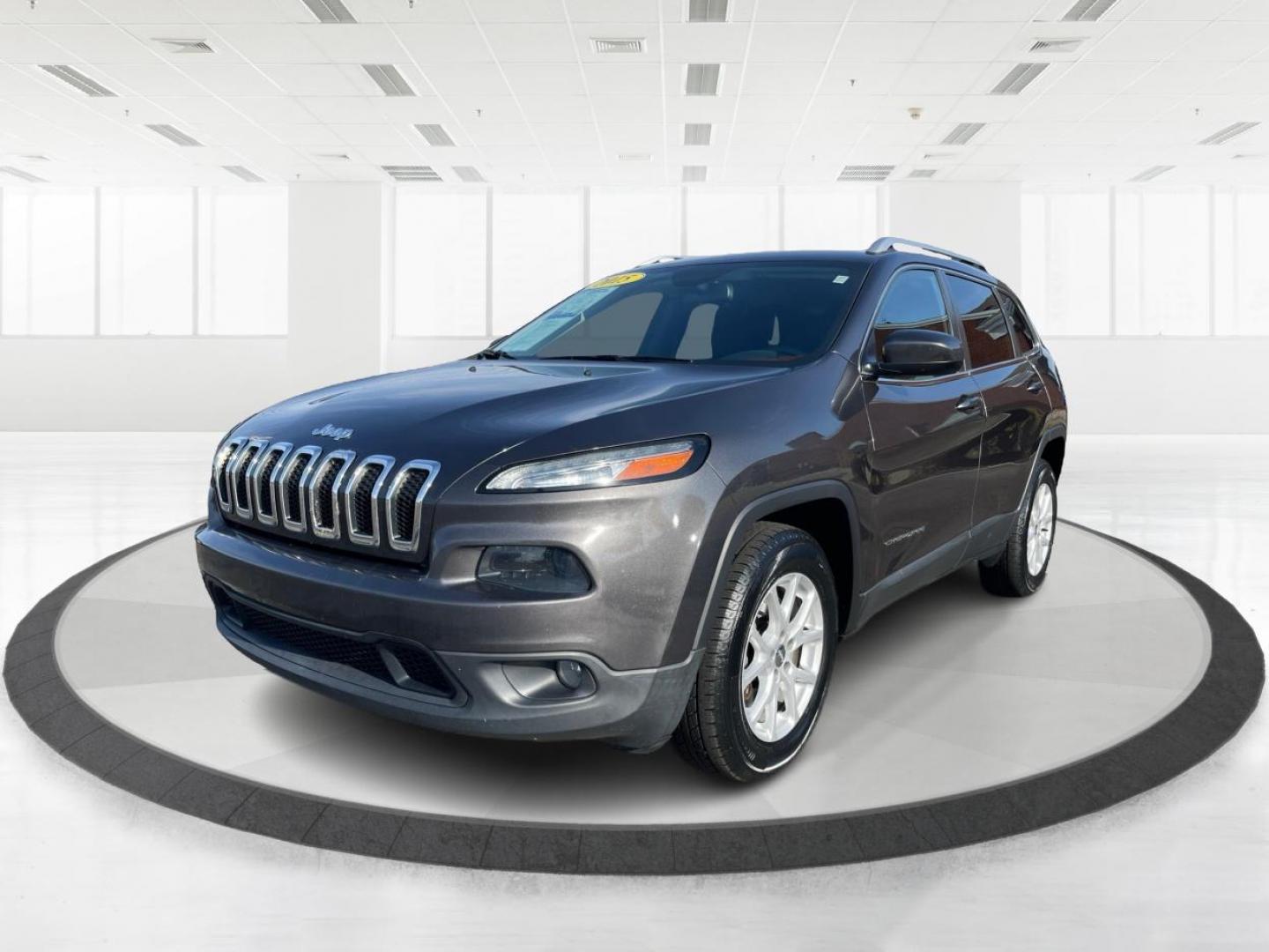 2015 Granite Crystal Met CC Jeep Cherokee Latitude 4WD (1C4PJMCS0FW) with an 3.2L V6 DOHC 24V engine, 9-Speed Automatic transmission, located at 1099 N County Rd 25A , Troy, OH, 45373, (937) 908-9800, 40.057079, -84.212883 - Photo#7