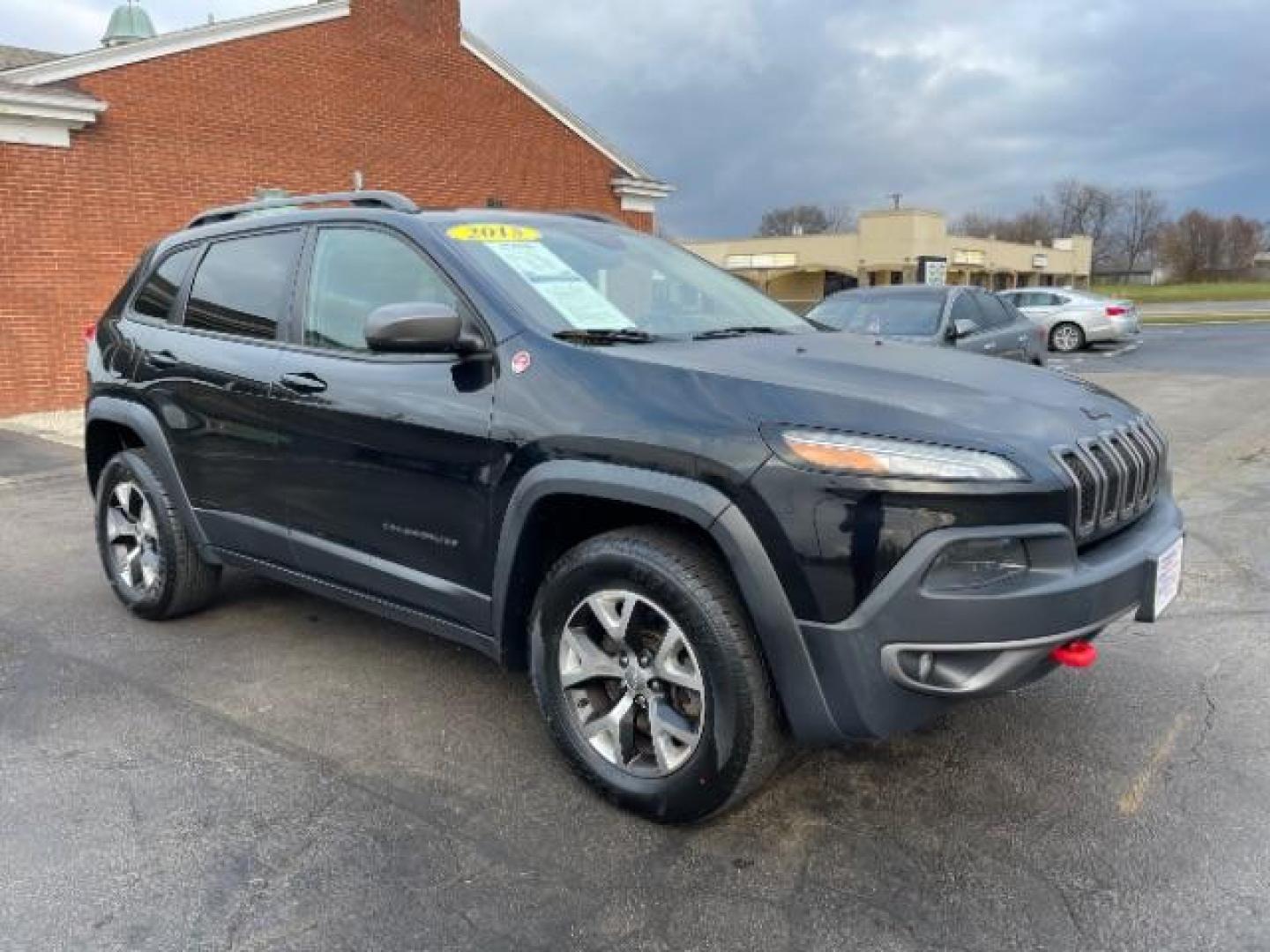 2015 Brilliant Black Crystal P Jeep Cherokee Trailhawk 4WD (1C4PJMBS8FW) with an 3.2L V6 DOHC 24V engine, 9-Speed Automatic transmission, located at 1230 East Main St, Xenia, OH, 45385, (937) 908-9800, 39.688026, -83.910172 - Photo#0