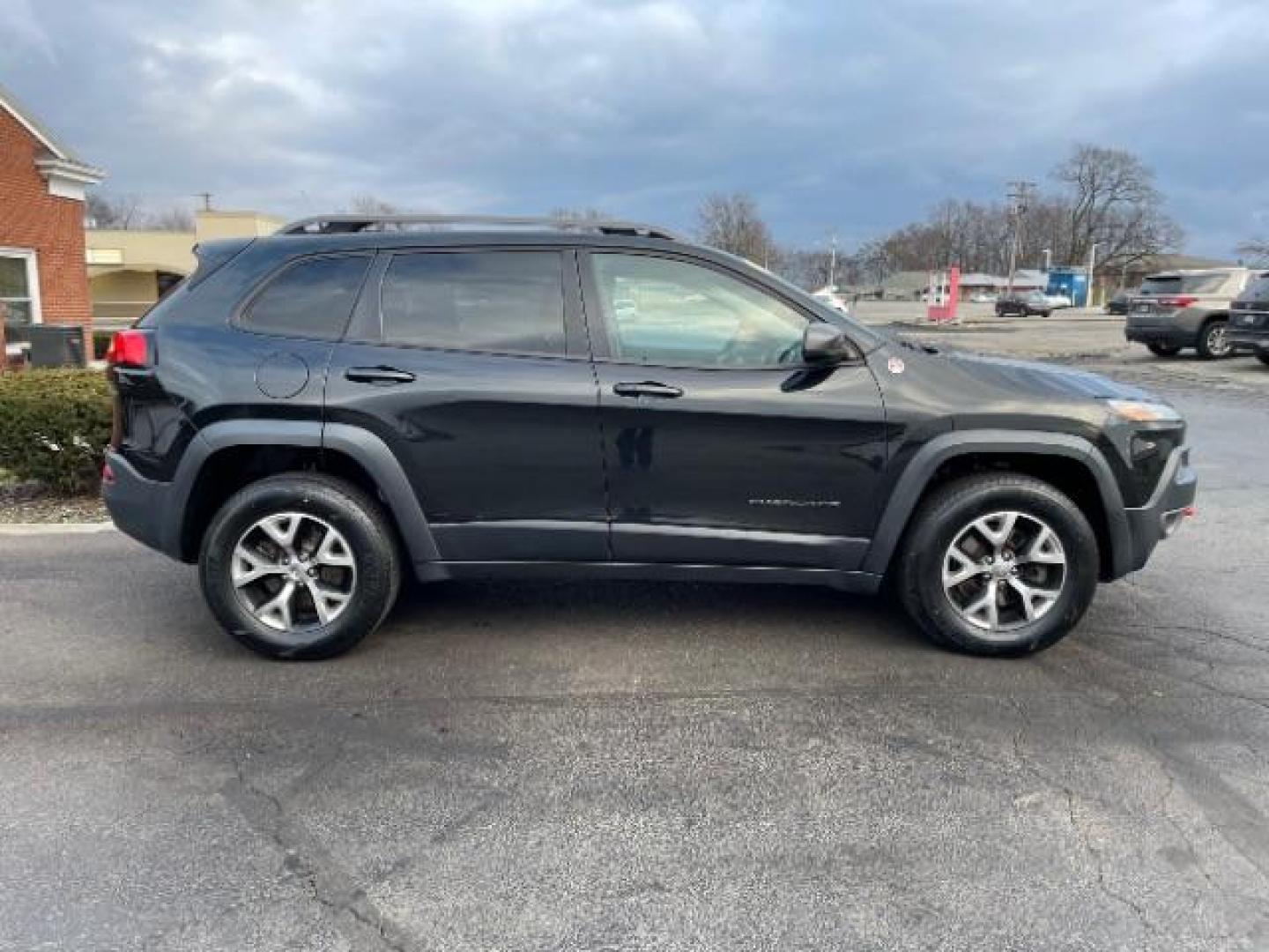 2015 Brilliant Black Crystal P Jeep Cherokee Trailhawk 4WD (1C4PJMBS8FW) with an 3.2L V6 DOHC 24V engine, 9-Speed Automatic transmission, located at 1230 East Main St, Xenia, OH, 45385, (937) 908-9800, 39.688026, -83.910172 - Photo#3