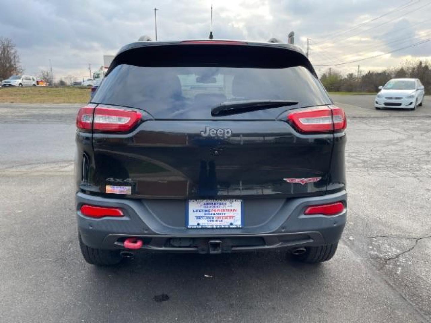 2015 Brilliant Black Crystal P Jeep Cherokee Trailhawk 4WD (1C4PJMBS8FW) with an 3.2L V6 DOHC 24V engine, 9-Speed Automatic transmission, located at 1230 East Main St, Xenia, OH, 45385, (937) 908-9800, 39.688026, -83.910172 - Photo#4