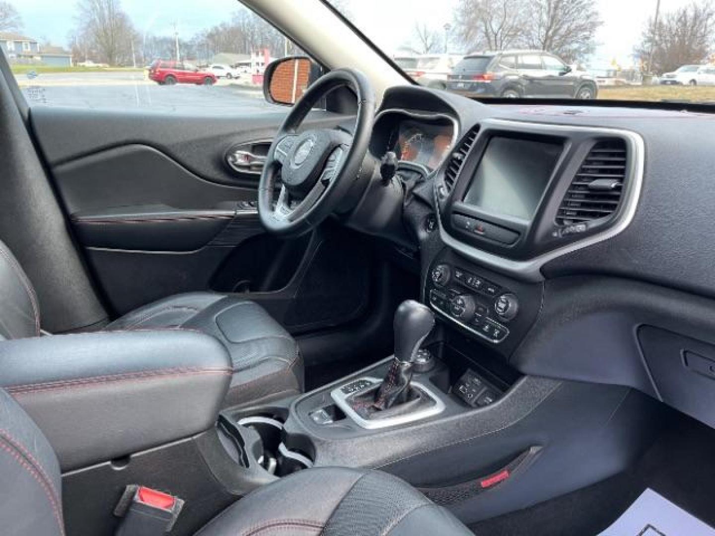 2015 Brilliant Black Crystal P Jeep Cherokee Trailhawk 4WD (1C4PJMBS8FW) with an 3.2L V6 DOHC 24V engine, 9-Speed Automatic transmission, located at 1230 East Main St, Xenia, OH, 45385, (937) 908-9800, 39.688026, -83.910172 - Photo#7