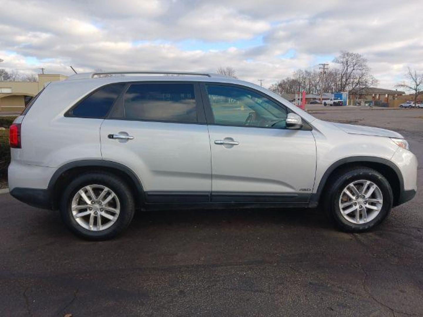 2015 Titanium Silver Kia Sorento LX AWD (5XYKTCA66FG) with an 2.4L L4 DOHC 16V engine, 6-Speed Automatic transmission, located at 401 Woodman Dr, Riverside, OH, 45431, (937) 908-9800, 39.760899, -84.123421 - Photo#4