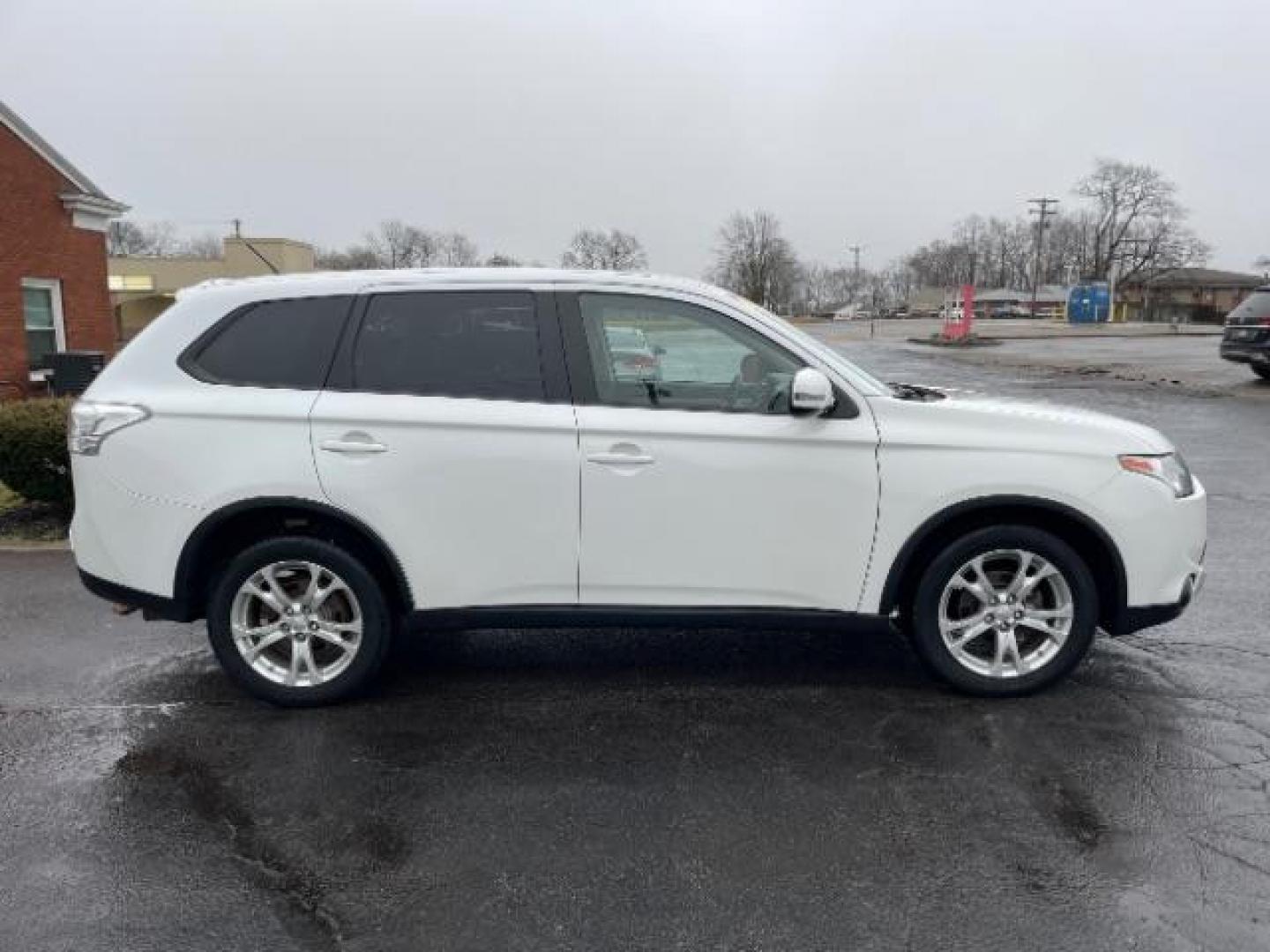 2015 Diamond White Mitsubishi Outlander SE S-AWC (JA4AZ3A33FZ) with an 2.4L L4 DOHC 16V engine, 6-Speed Automatic transmission, located at 1099 N County Rd 25A , Troy, OH, 45373, (937) 908-9800, 40.057079, -84.212883 - Photo#4