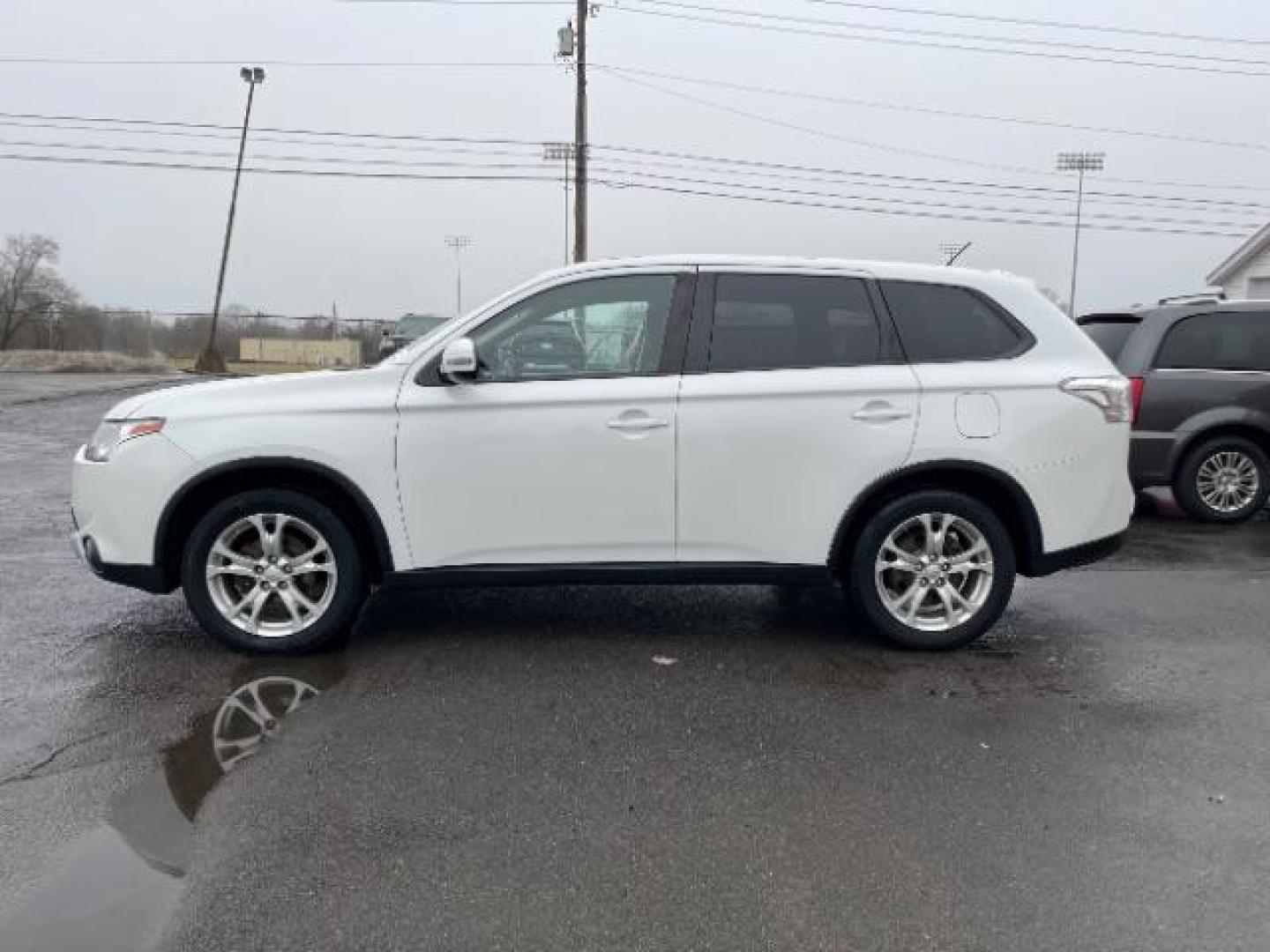 2015 Diamond White Mitsubishi Outlander SE S-AWC (JA4AZ3A33FZ) with an 2.4L L4 DOHC 16V engine, 6-Speed Automatic transmission, located at 1099 N County Rd 25A , Troy, OH, 45373, (937) 908-9800, 40.057079, -84.212883 - Photo#5