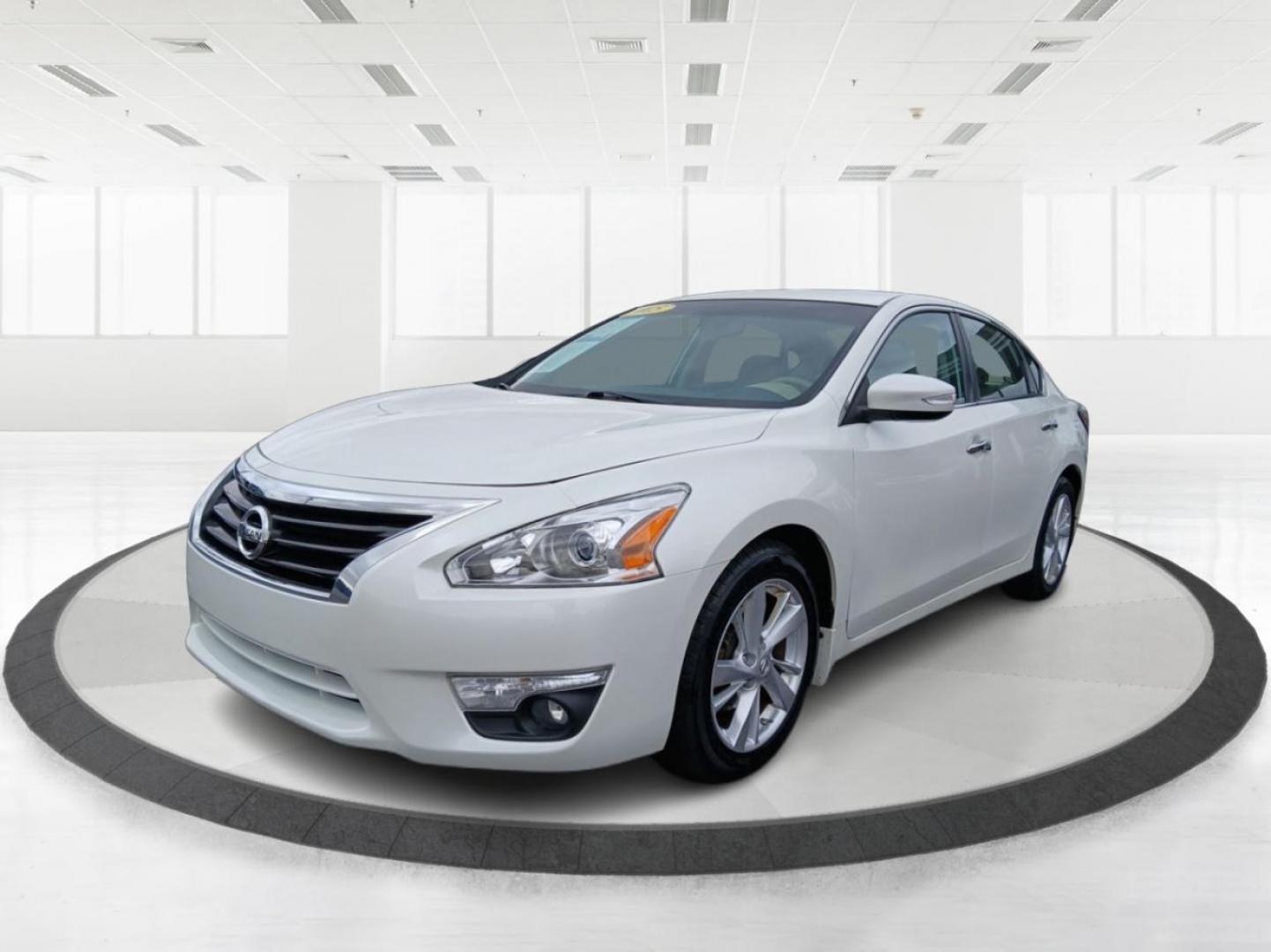 2015 Pearl White Nissan Altima 2.5 SL (1N4AL3AP1FN) with an 2.5L L4 DOHC 16V engine, Continuously Variable Transmission transmission, located at 1230 East Main St, Xenia, OH, 45385, (937) 908-9800, 39.688026, -83.910172 - Photo#7