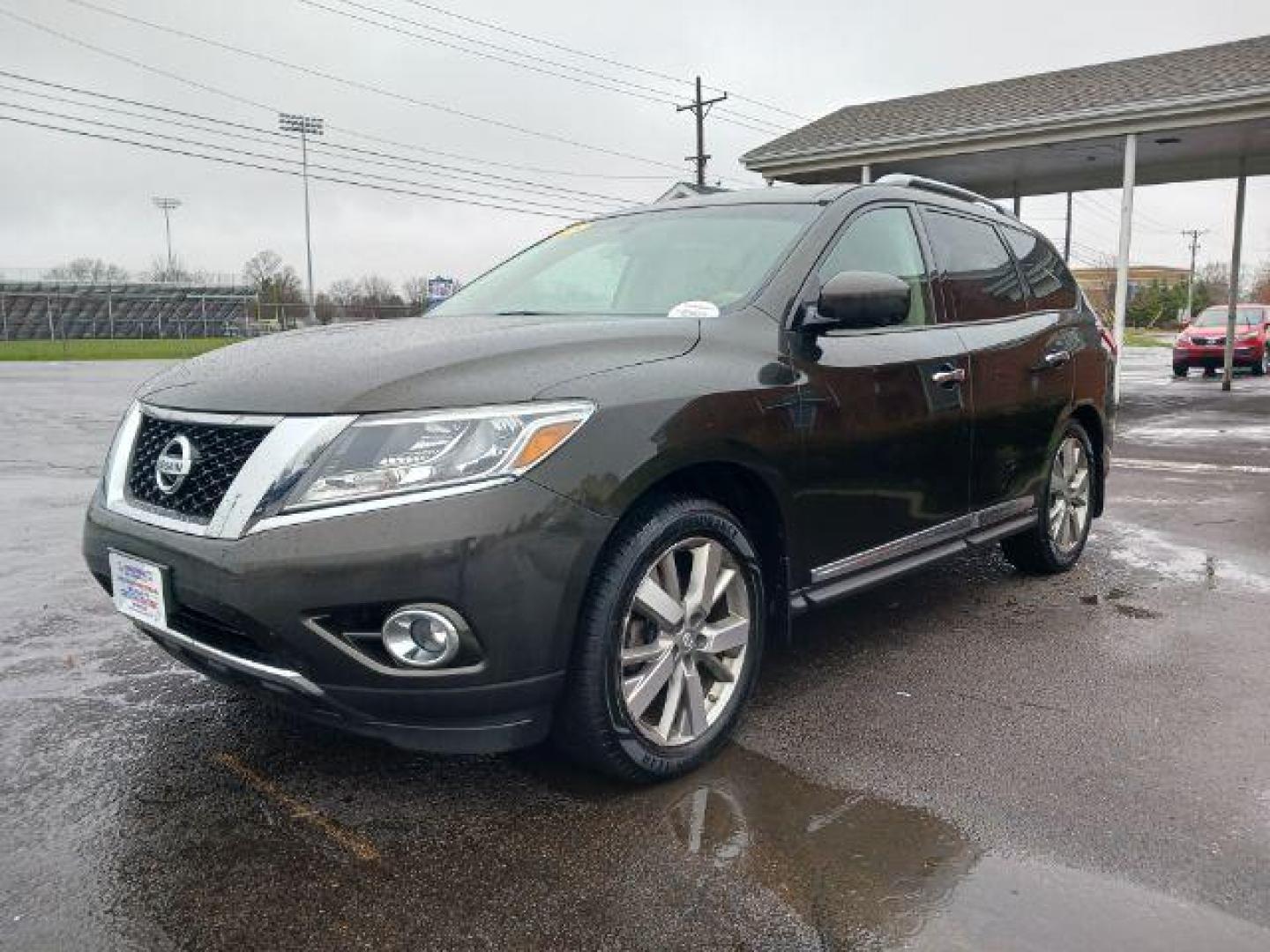 2015 Gun Metallic Nissan Pathfinder Platinum 4WD (5N1AR2MM3FC) with an 3.5L V6 DOHC 24V engine, Continuously Variable Transmission transmission, located at 880 E. National Road, Vandalia, OH, 45377, (937) 908-9800, 39.891918, -84.183594 - Photo#2