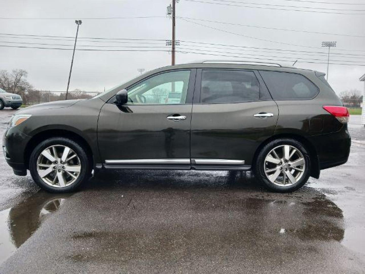 2015 Gun Metallic Nissan Pathfinder Platinum 4WD (5N1AR2MM3FC) with an 3.5L V6 DOHC 24V engine, Continuously Variable Transmission transmission, located at 880 E. National Road, Vandalia, OH, 45377, (937) 908-9800, 39.891918, -84.183594 - Photo#3