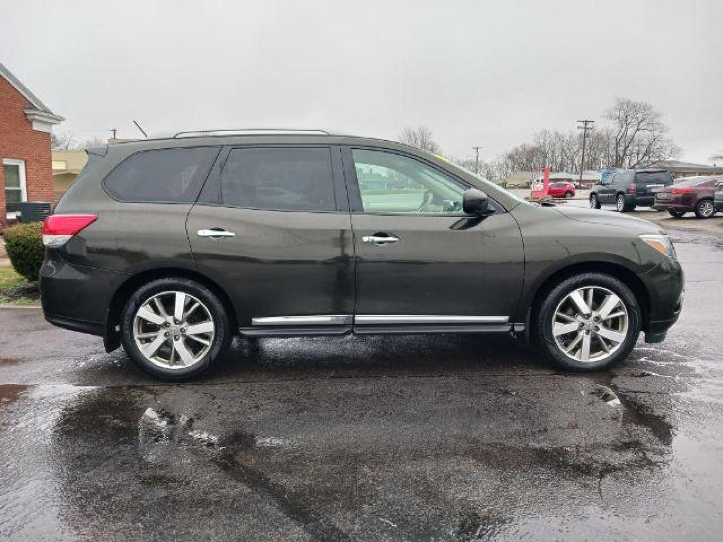 2015 Gun Metallic Nissan Pathfinder Platinum 4WD (5N1AR2MM3FC) with an 3.5L V6 DOHC 24V engine, Continuously Variable Transmission transmission, located at 880 E. National Road, Vandalia, OH, 45377, (937) 908-9800, 39.891918, -84.183594 - Photo#4