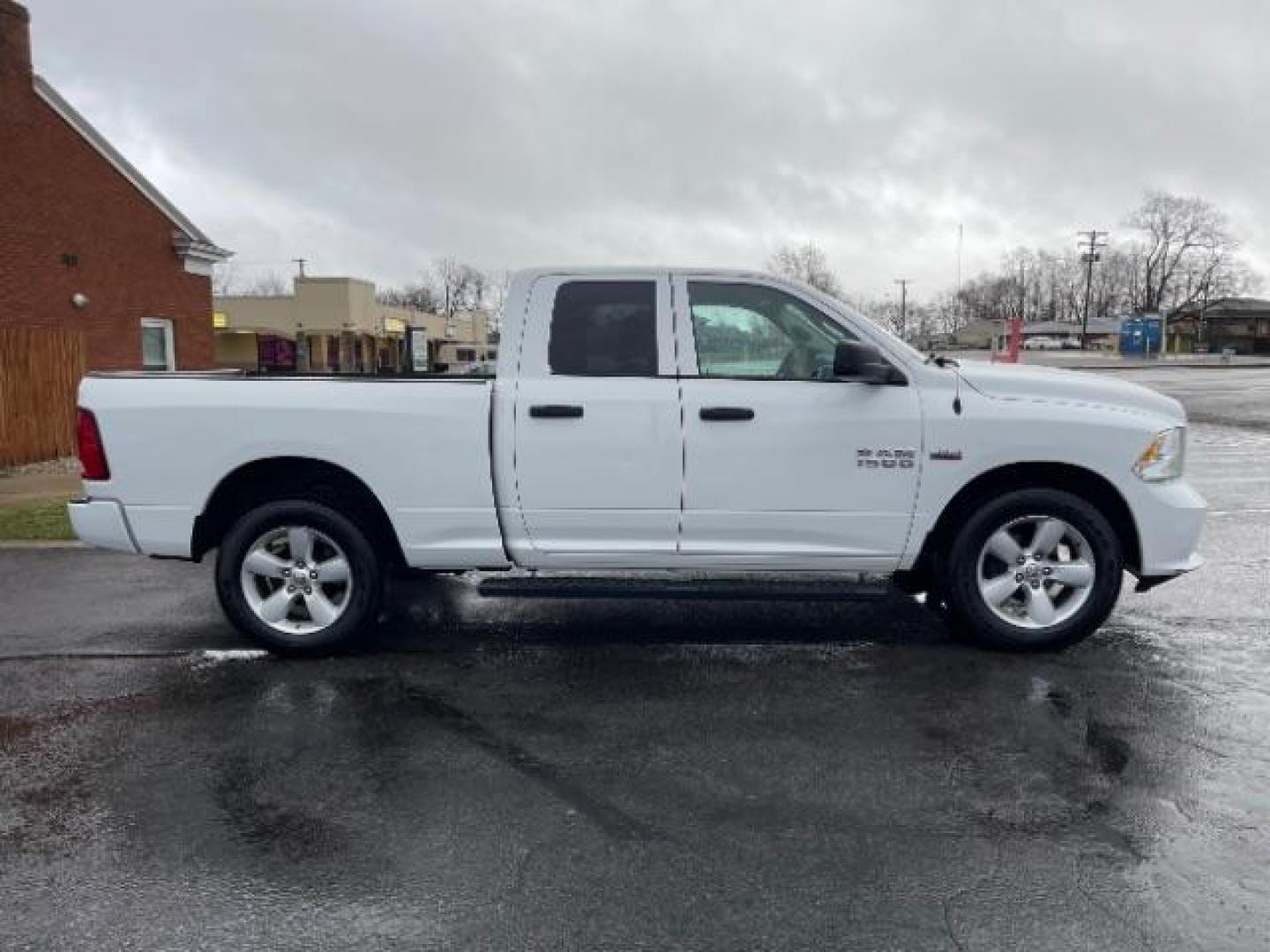 2015 White RAM 1500 Tradesman Quad Cab 4WD (1C6RR7FTXFS) with an 5.7L V8 OHV 16V engine, 8-Speed Automatic transmission, located at 1184 Kauffman Ave, Fairborn, OH, 45324, (937) 908-9800, 39.807072, -84.030914 - Photo#5