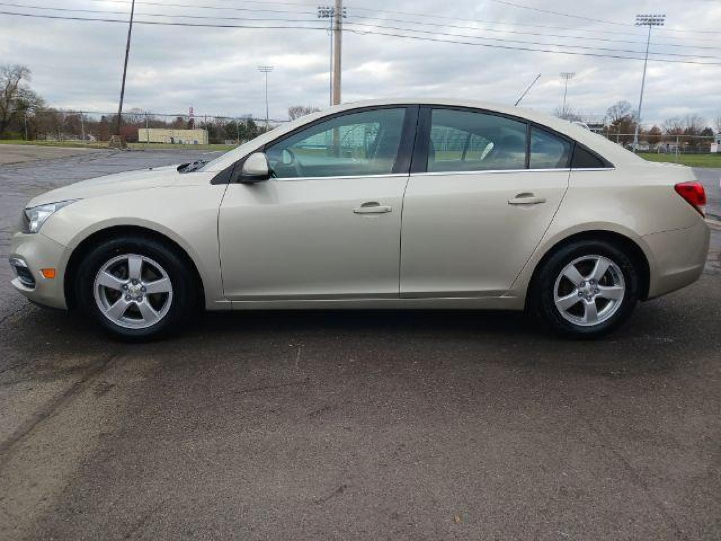 2016 Gold Chevrolet Cruze Limited 1LT Auto (1G1PE5SB0G7) with an 1.4L L4 DOHC 16V TURBO engine, 6-Speed Automatic transmission, located at 1951 S Dayton Lakeview Rd., New Carlisle, OH, 45344, (937) 908-9800, 39.890999, -84.050255 - Photo#3