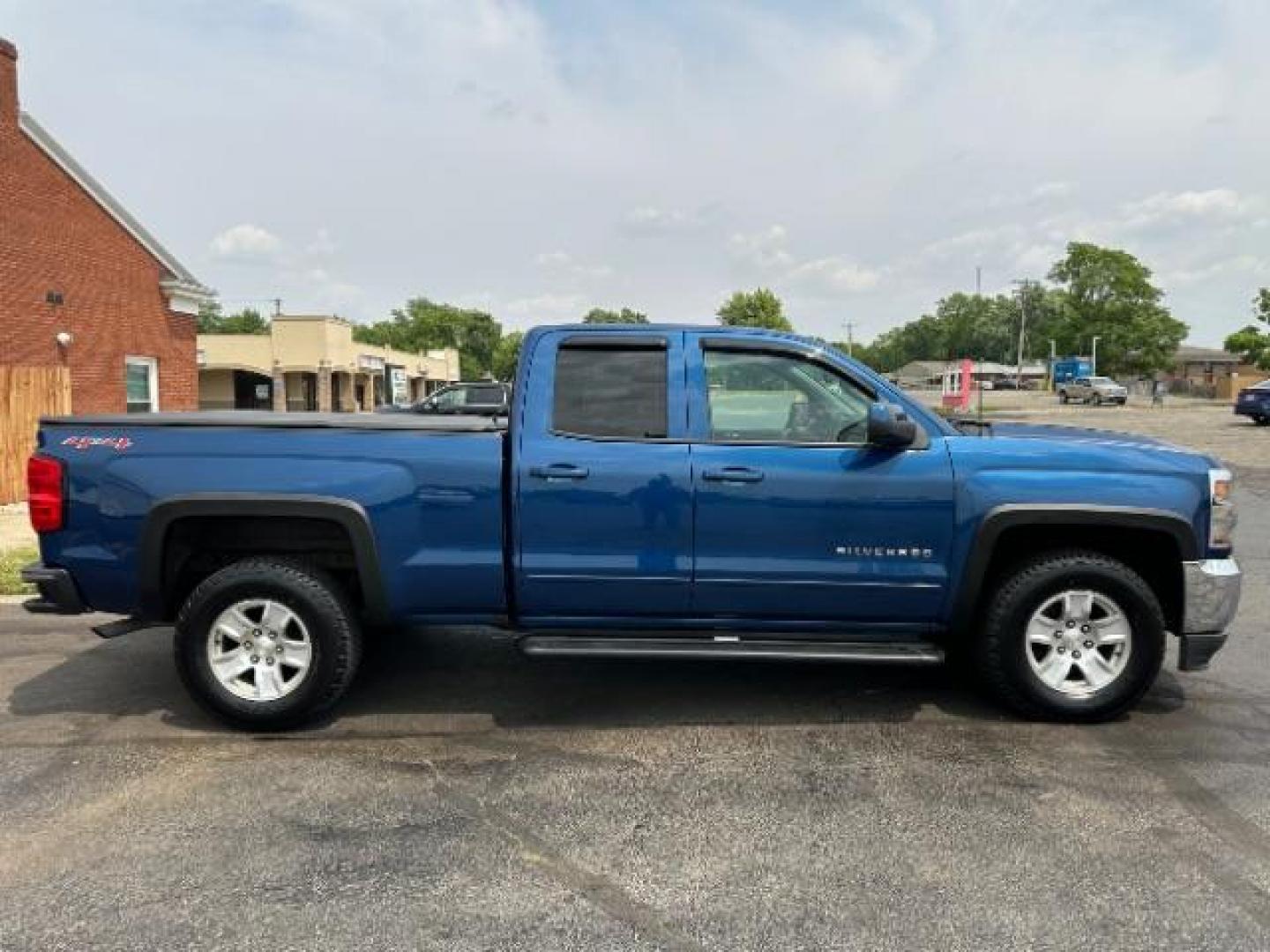 2016 Deep Ocean Blue Metallic Chevrolet Silverado 1500 LT Double Cab 4WD (1GCVKREC1GZ) with an 5.3L V8 OHV 16V engine, 6-Speed Automatic transmission, located at 1230 East Main St, Xenia, OH, 45385, (937) 908-9800, 39.688026, -83.910172 - Photo#5