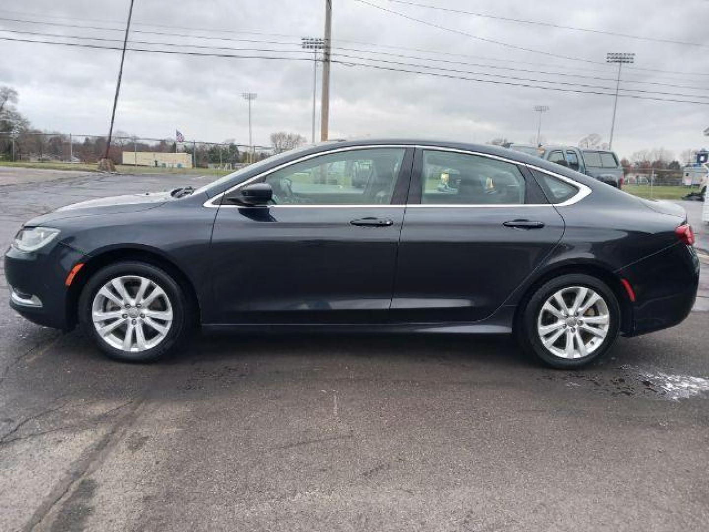 2016 Maximum Steel Metallic Clear Coat Chrysler 200 Limited (1C3CCCABXGN) with an 2.4L L4 DOHC 16V engine, 9-Speed Automatic transmission, located at 4508 South Dixie Dr, Moraine, OH, 45439, (937) 908-9800, 39.689976, -84.218452 - Photo#3