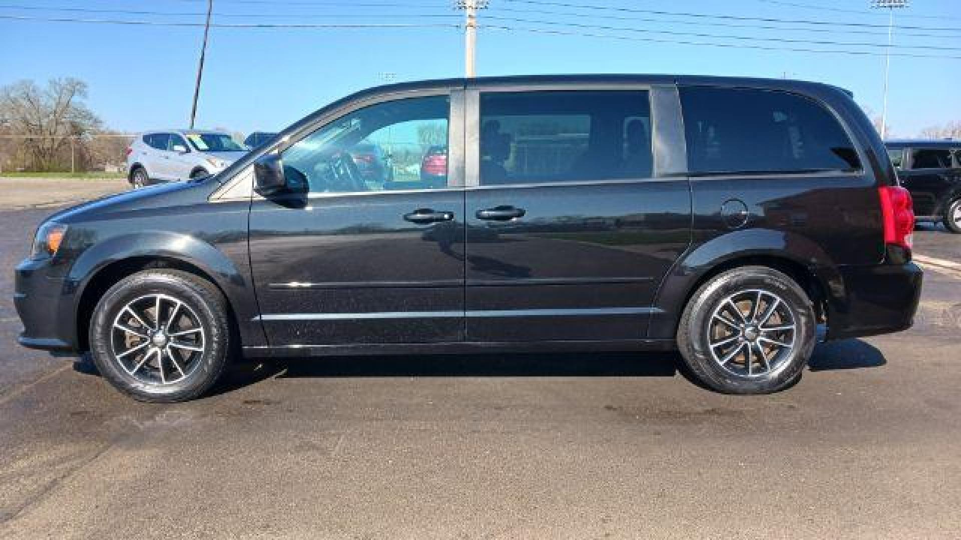 2016 Brilliant Black Crystal Pearl Coat Dodge Grand Caravan SE (2C4RDGBG0GR) with an 3.6L V6 DOHC 24V engine, 6-Speed Automatic transmission, located at 4508 South Dixie Dr, Moraine, OH, 45439, (937) 908-9800, 39.689976, -84.218452 - Photo#3