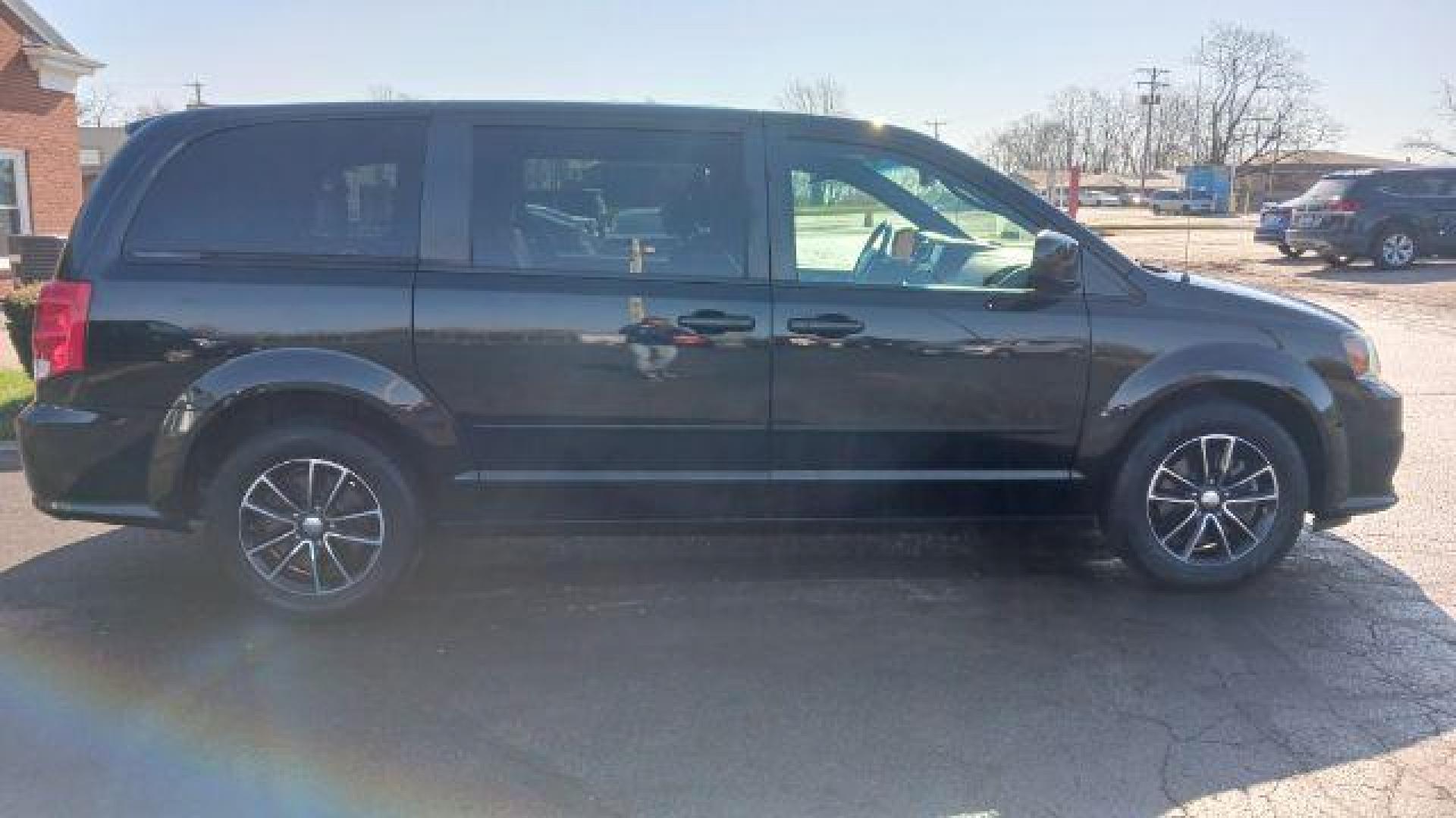 2016 Brilliant Black Crystal Pearl Coat Dodge Grand Caravan SE (2C4RDGBG0GR) with an 3.6L V6 DOHC 24V engine, 6-Speed Automatic transmission, located at 4508 South Dixie Dr, Moraine, OH, 45439, (937) 908-9800, 39.689976, -84.218452 - Photo#4