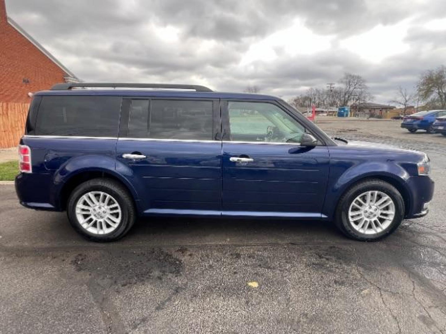 2016 Kona Blue Metallic Ford Flex SEL AWD (2FMHK6C86GB) with an 3.5L V6 DOHC 24V engine, 6-Speed Automatic Overdrive transmission, located at 1184 Kauffman Ave, Fairborn, OH, 45324, (937) 908-9800, 39.807072, -84.030914 - Photo#5