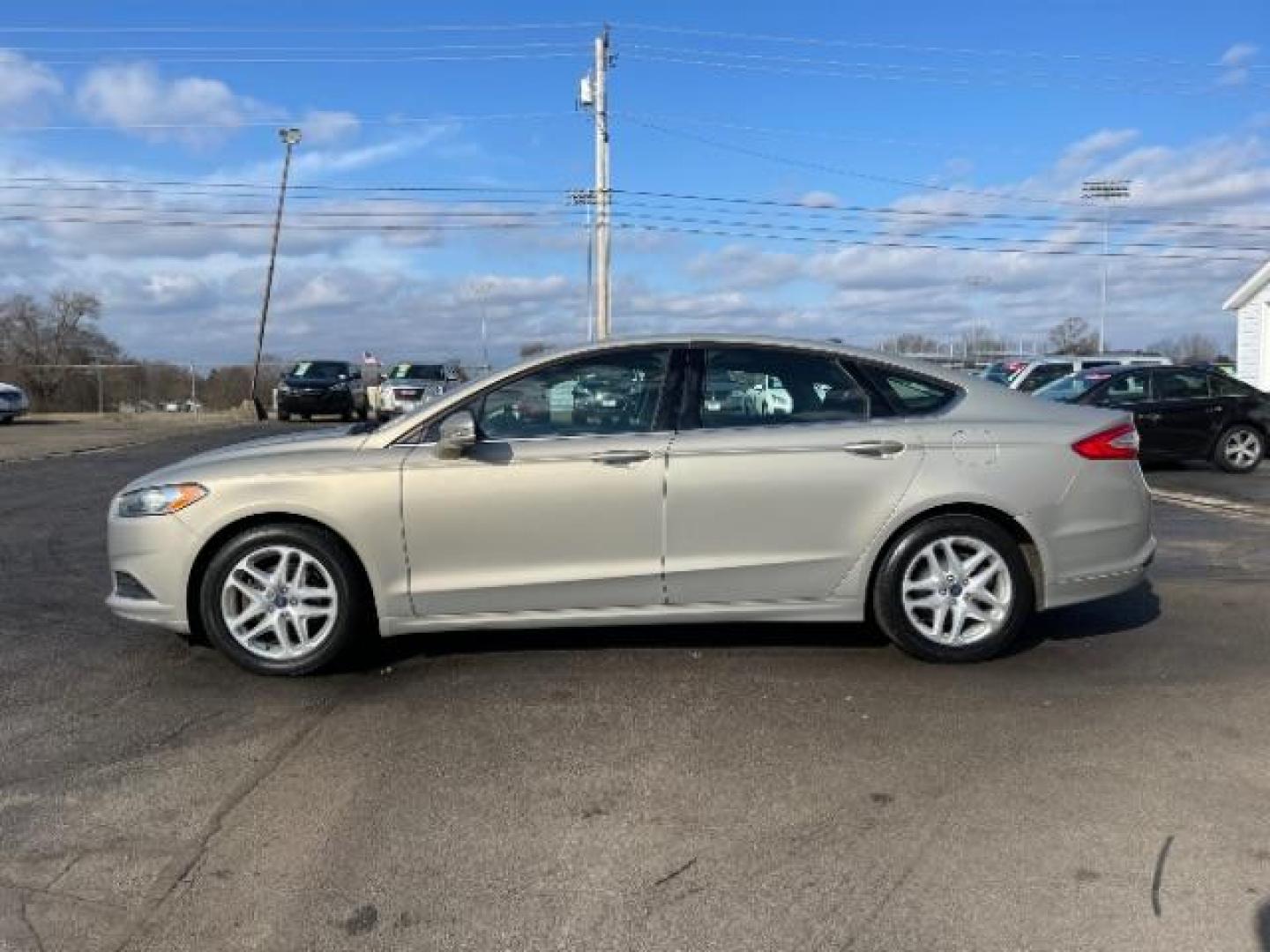 2016 Brown Ford Fusion SE (3FA6P0H70GR) with an 2.5L L4 DOHC 16V engine, 6-Speed Automatic transmission, located at 1184 Kauffman Ave, Fairborn, OH, 45324, (937) 908-9800, 39.807072, -84.030914 - Photo#2