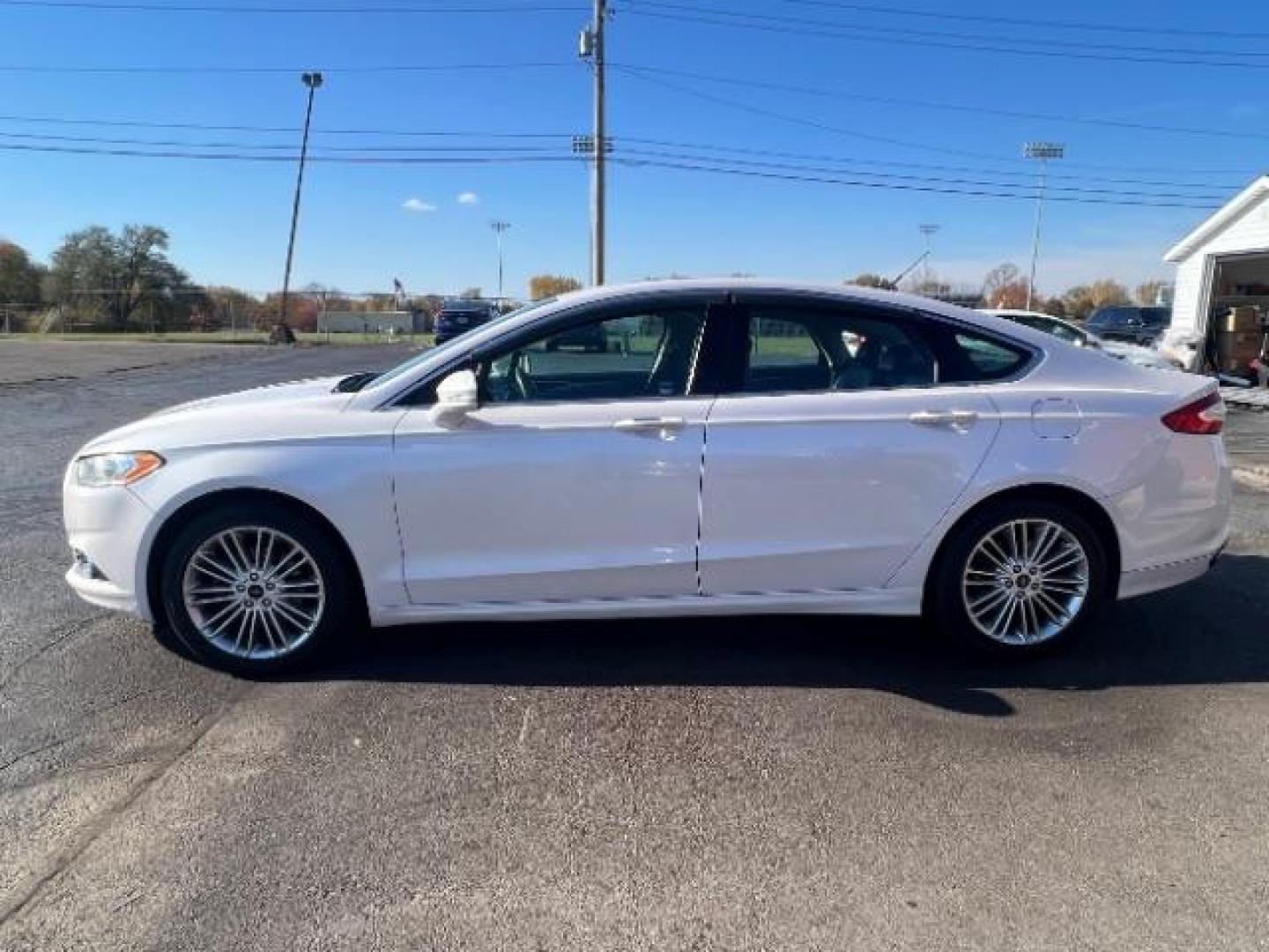 2016 White Platinum Metallic Tri-Coat Ford Fusion SE AWD (3FA6P0T92GR) with an 2.0L L4 DOHC 16V engine, 6-Speed Automatic transmission, located at 880 E. National Road, Vandalia, OH, 45377, (937) 908-9800, 39.891918, -84.183594 - Photo#3