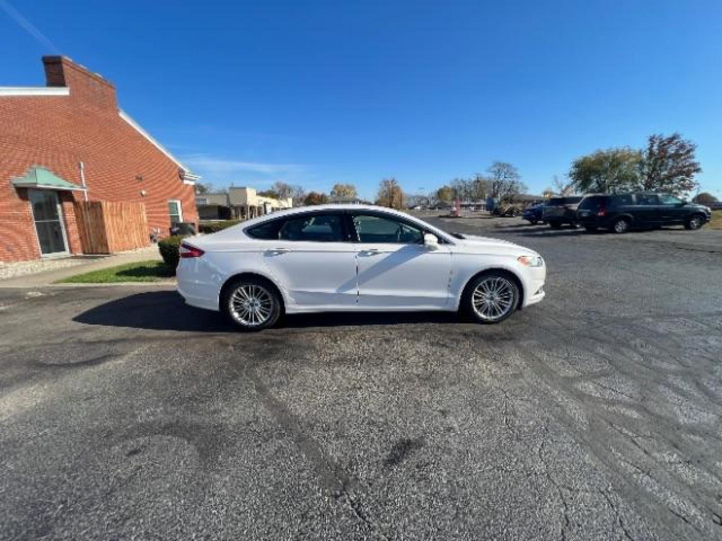 2016 White Platinum Metallic Tri-Coat Ford Fusion SE AWD (3FA6P0T92GR) with an 2.0L L4 DOHC 16V engine, 6-Speed Automatic transmission, located at 880 E. National Road, Vandalia, OH, 45377, (937) 908-9800, 39.891918, -84.183594 - Photo#5