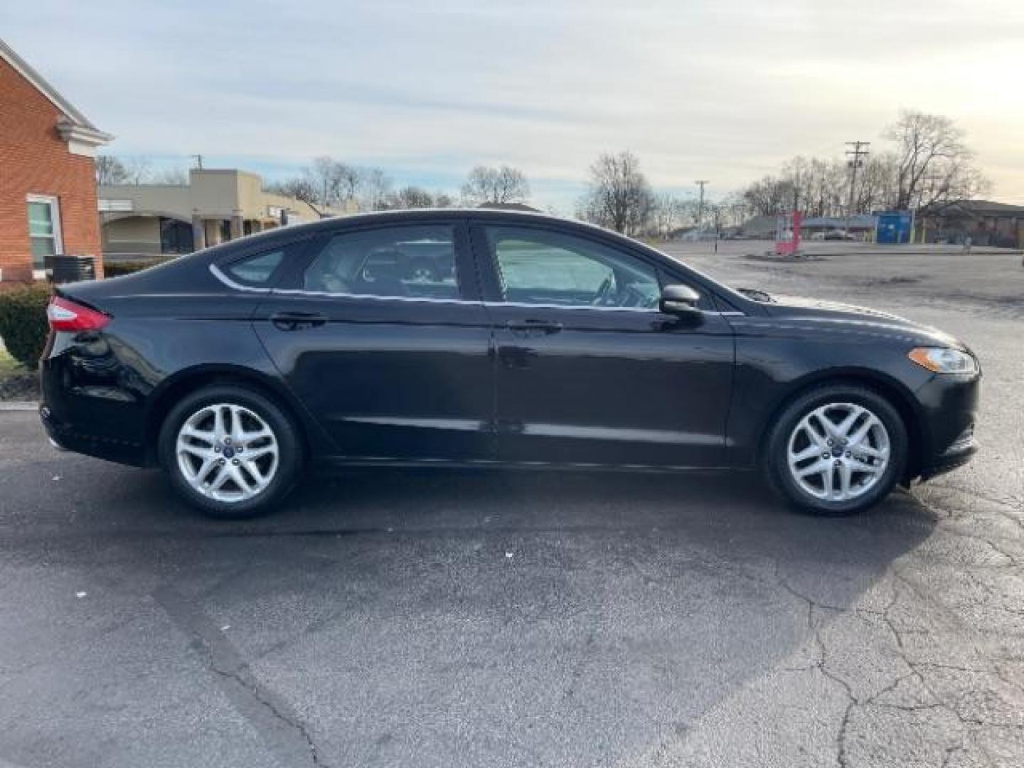 2016 Shadow Black Ford Fusion SE (3FA6P0H72GR) with an 2.5L L4 DOHC 16V engine, 6-Speed Automatic transmission, located at 1230 East Main St, Xenia, OH, 45385, (937) 908-9800, 39.688026, -83.910172 - Photo#2