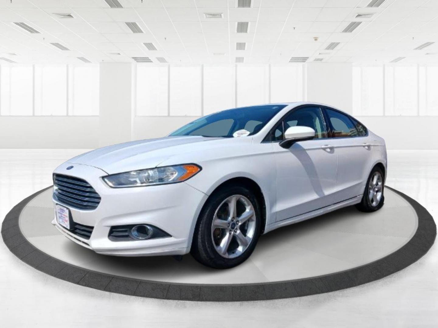 2016 Oxford White Clearcoat Ford Fusion (3FA6P0G78GR) with an 2.5L L4 DOHC 16V engine, 6-Speed Automatic transmission, located at 1184 Kauffman Ave, Fairborn, OH, 45324, (937) 908-9800, 39.807072, -84.030914 - Photo#5